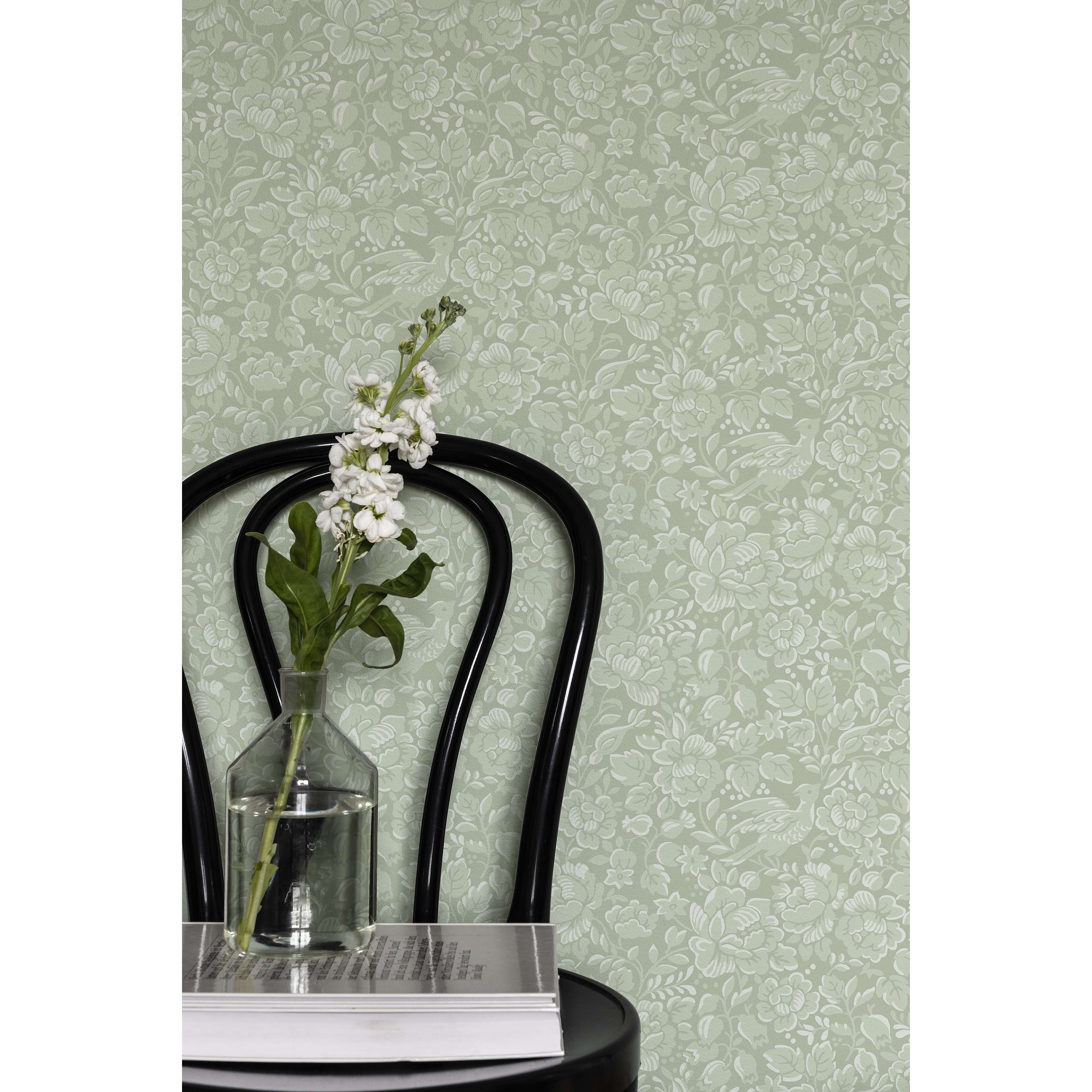 Jenny, ljusgrön tapet med botaniskt mönster i grön. Från kollektionen Blommor & Blad. Nonwoven-material med förskjuten passning.