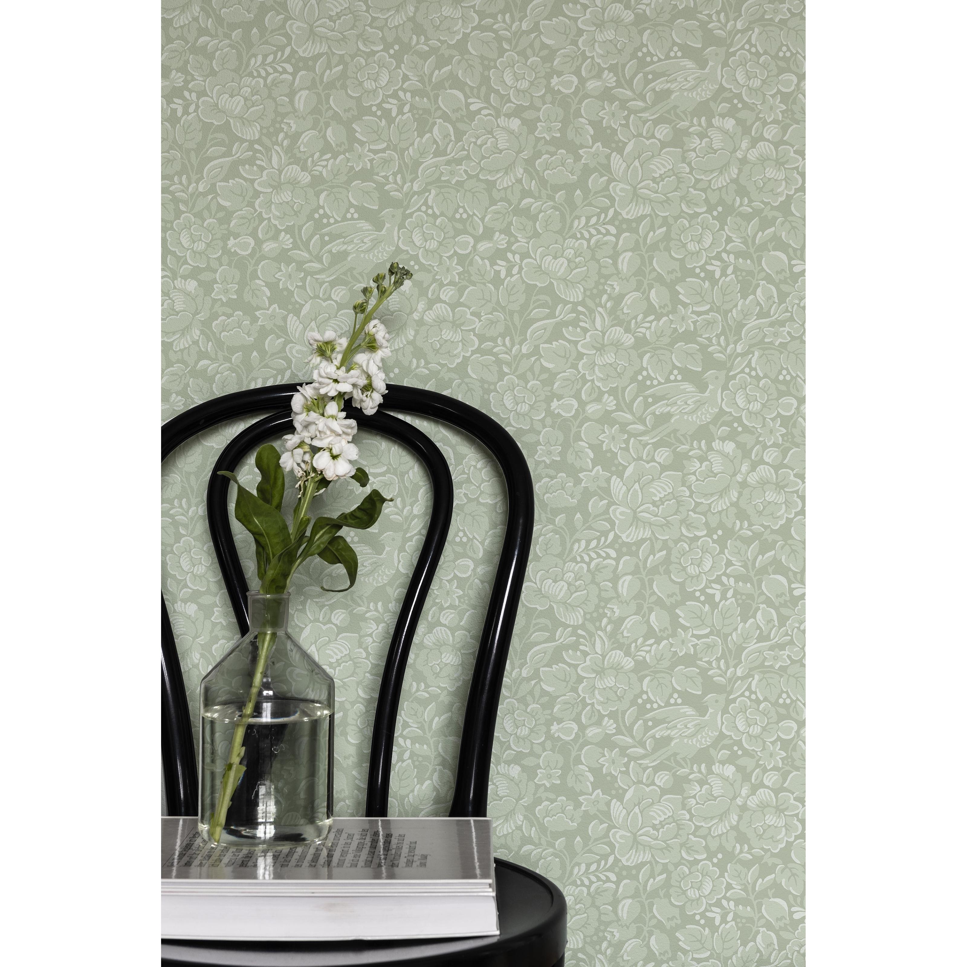 Jenny, ljusgrön tapet med botaniskt mönster i grön. Från kollektionen Blommor & Blad. Nonwoven-material med förskjuten passning.