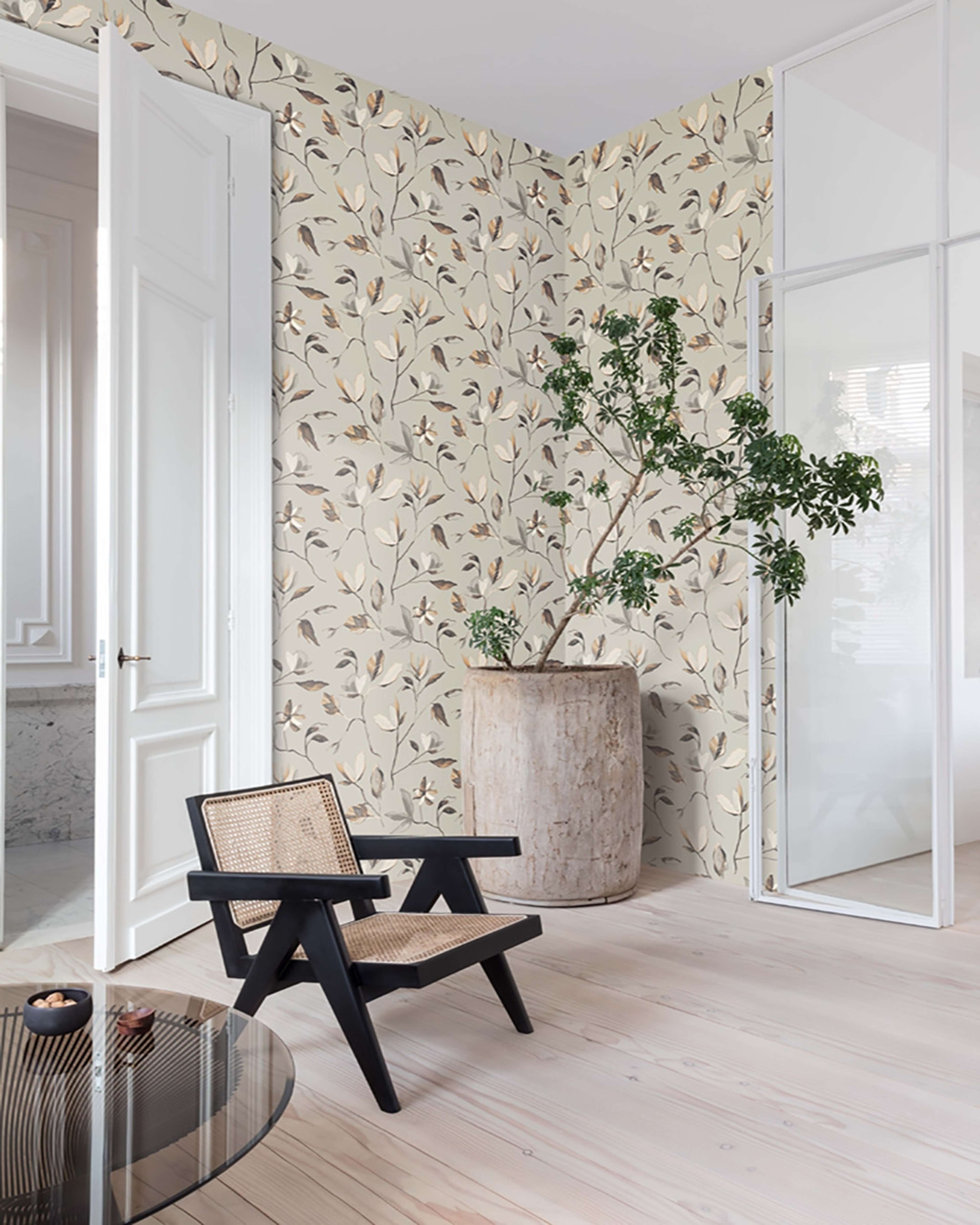 Blooming, grå tapet tapet med botaniskt mönster i grå. Från kollektionen Aquila. Nonwoven-material med förskjuten passning.
