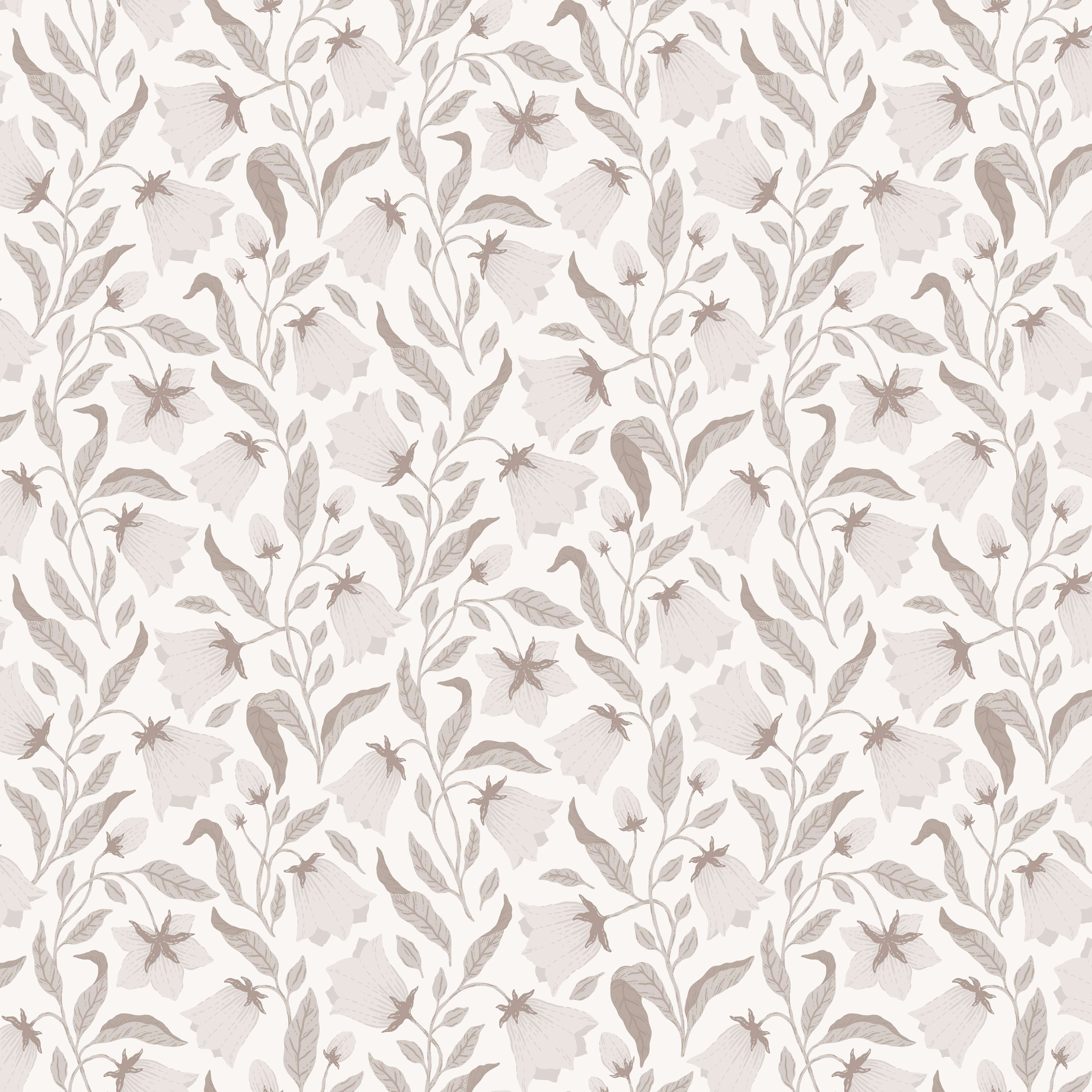 Klara o Tove blåklocka grå, tapet tapet med blommigt mönster i vit. Från kollektionen Klara o Tove. Nonwoven-material med rak passning. Passar i vardagsrum, sovrum och hall.