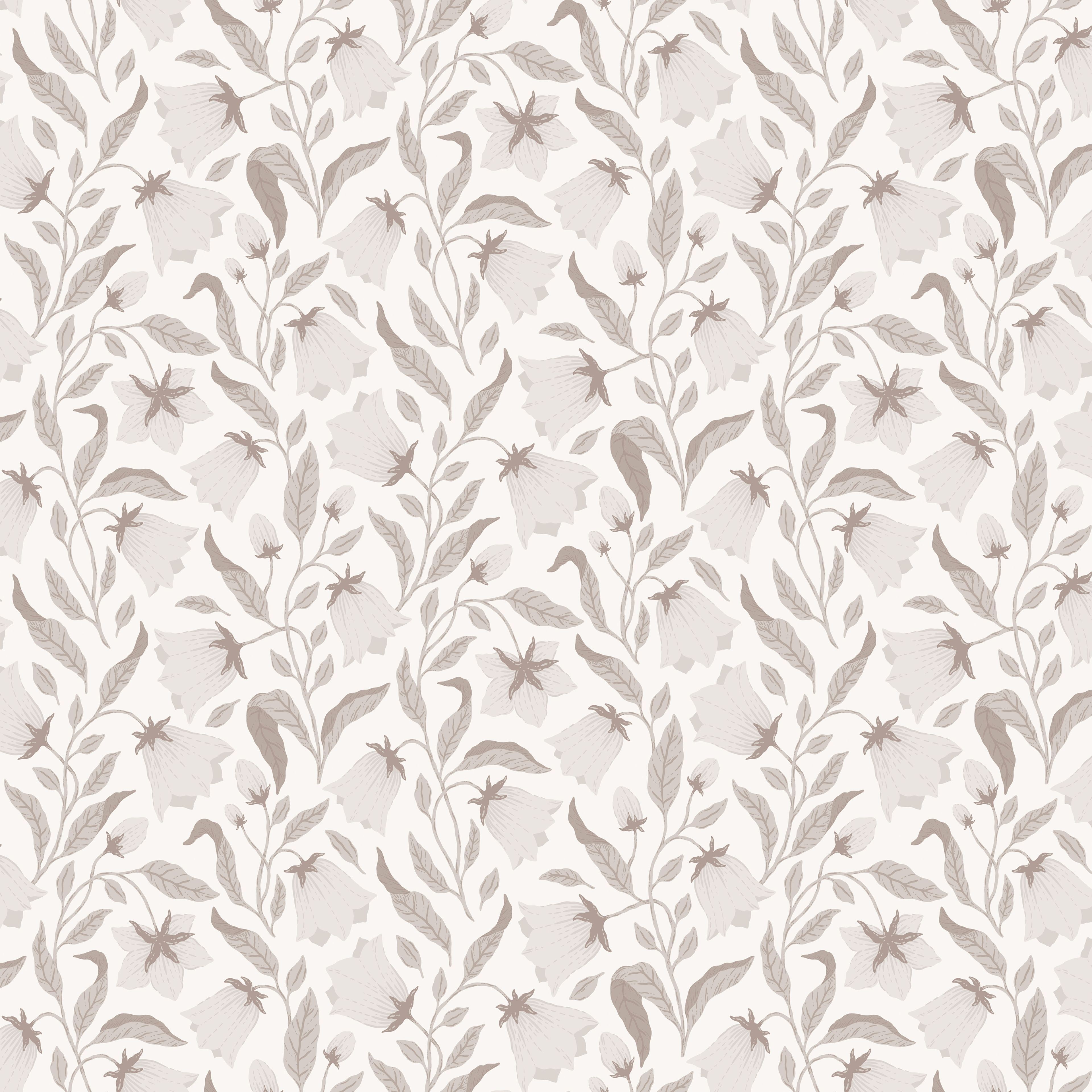 Klara o Tove blåklocka grå, tapet tapet med blommigt mönster i vit. Från kollektionen Klara o Tove. Nonwoven-material med rak passning. Passar i vardagsrum, sovrum och hall.