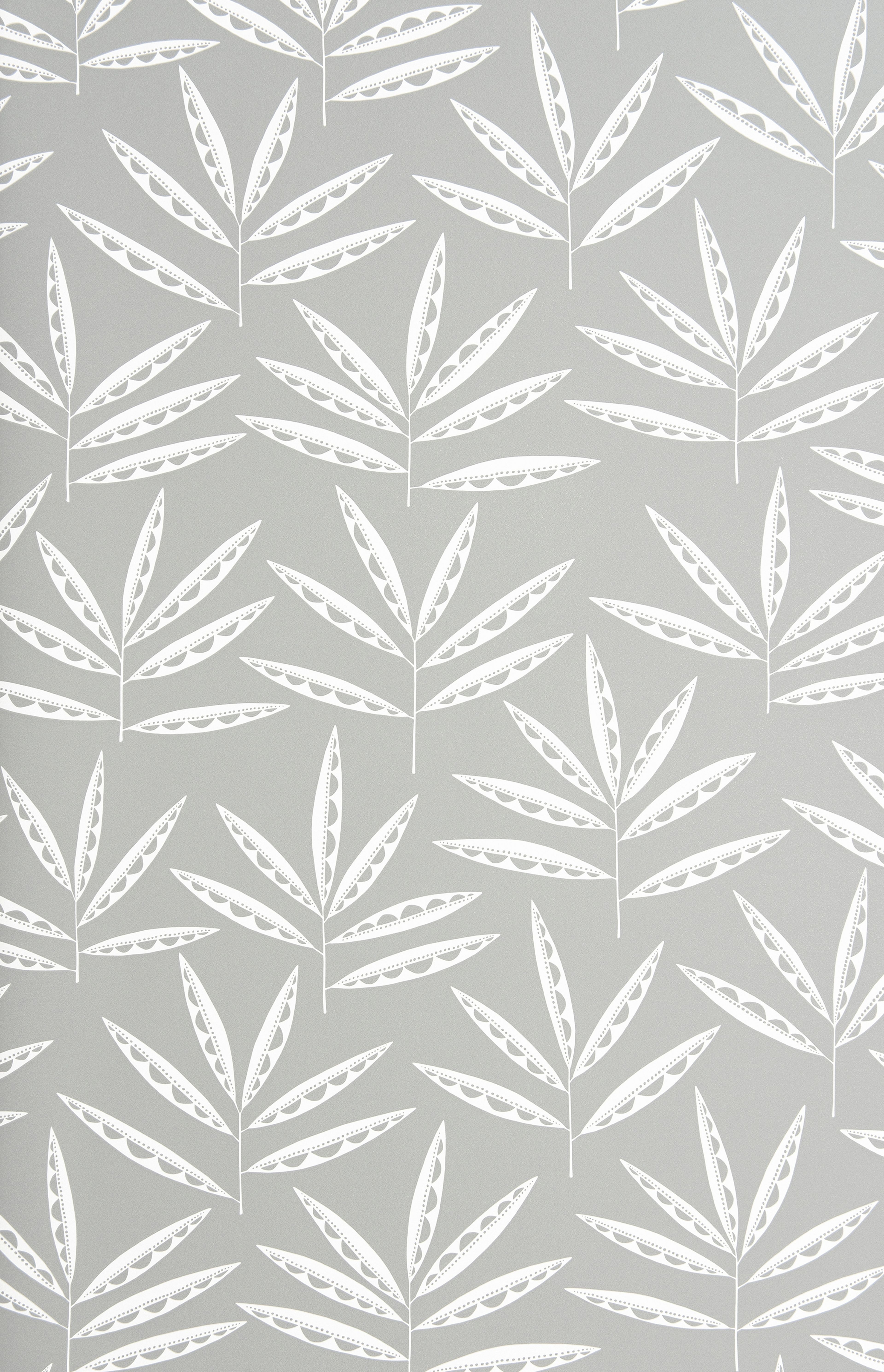 Pea Pods tapet från Midbec med botaniskt, retro mönster i grå. Från kollektionen Seven Sisters. Nonwoven-material med förskjuten passning.