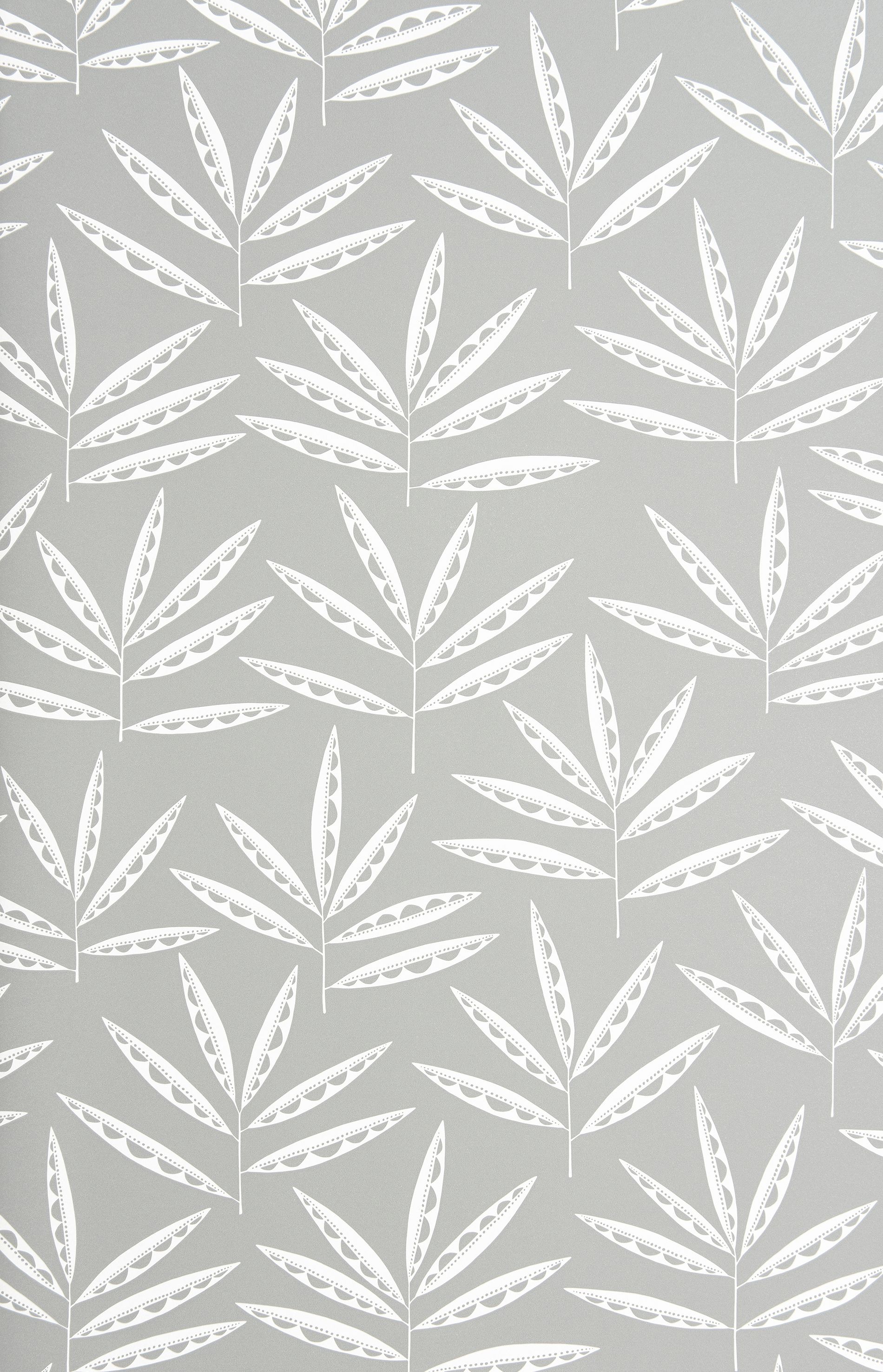 Pea Pods tapet från Midbec med botaniskt, retro mönster i grå. Från kollektionen Seven Sisters. Nonwoven-material med förskjuten passning.