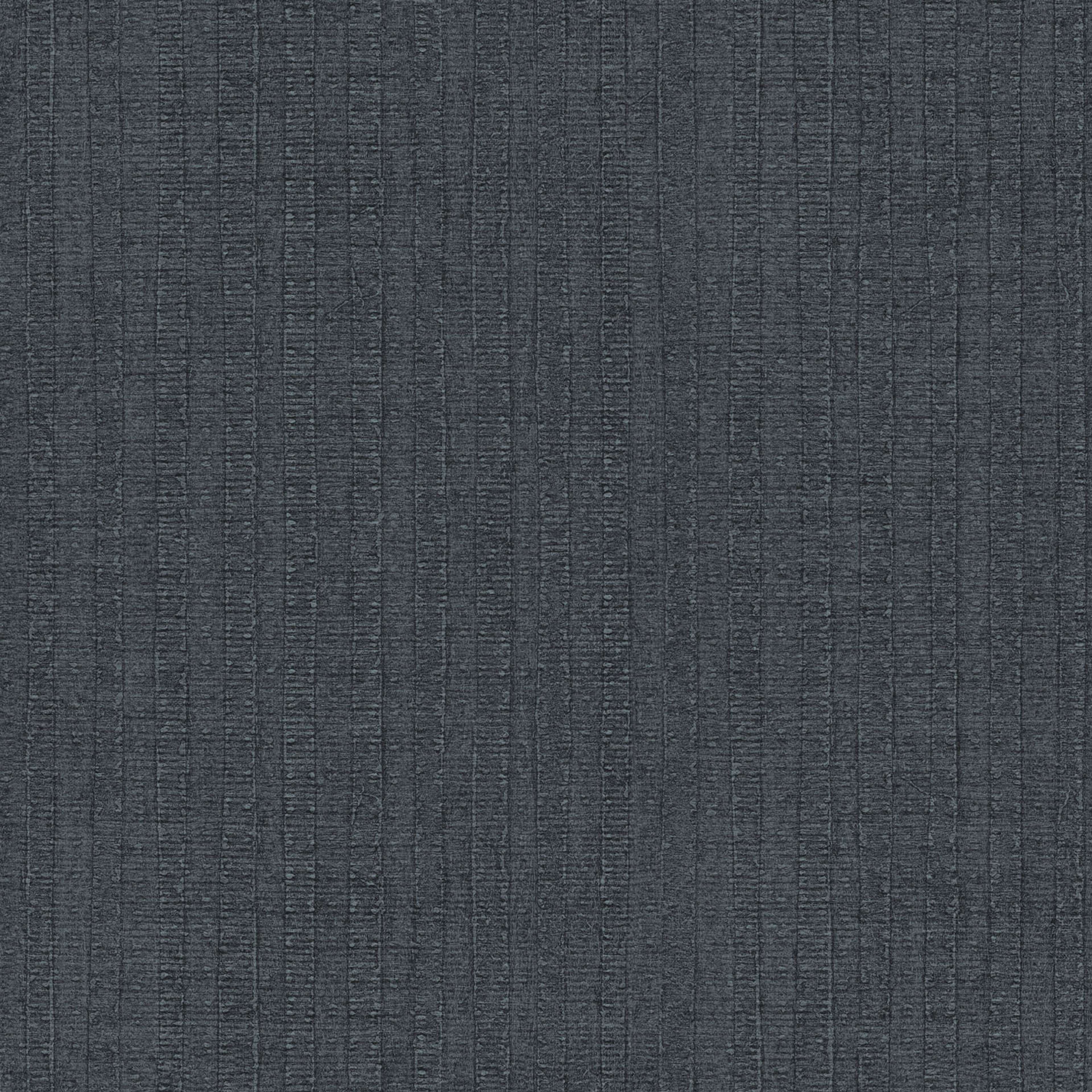 Moss Stripe tapet i svart och blå tapet med randigt mönster i blå. Från kollektionen bazaar. Nonwoven-material med rak passning. Passar i vardagsrum och matsal.