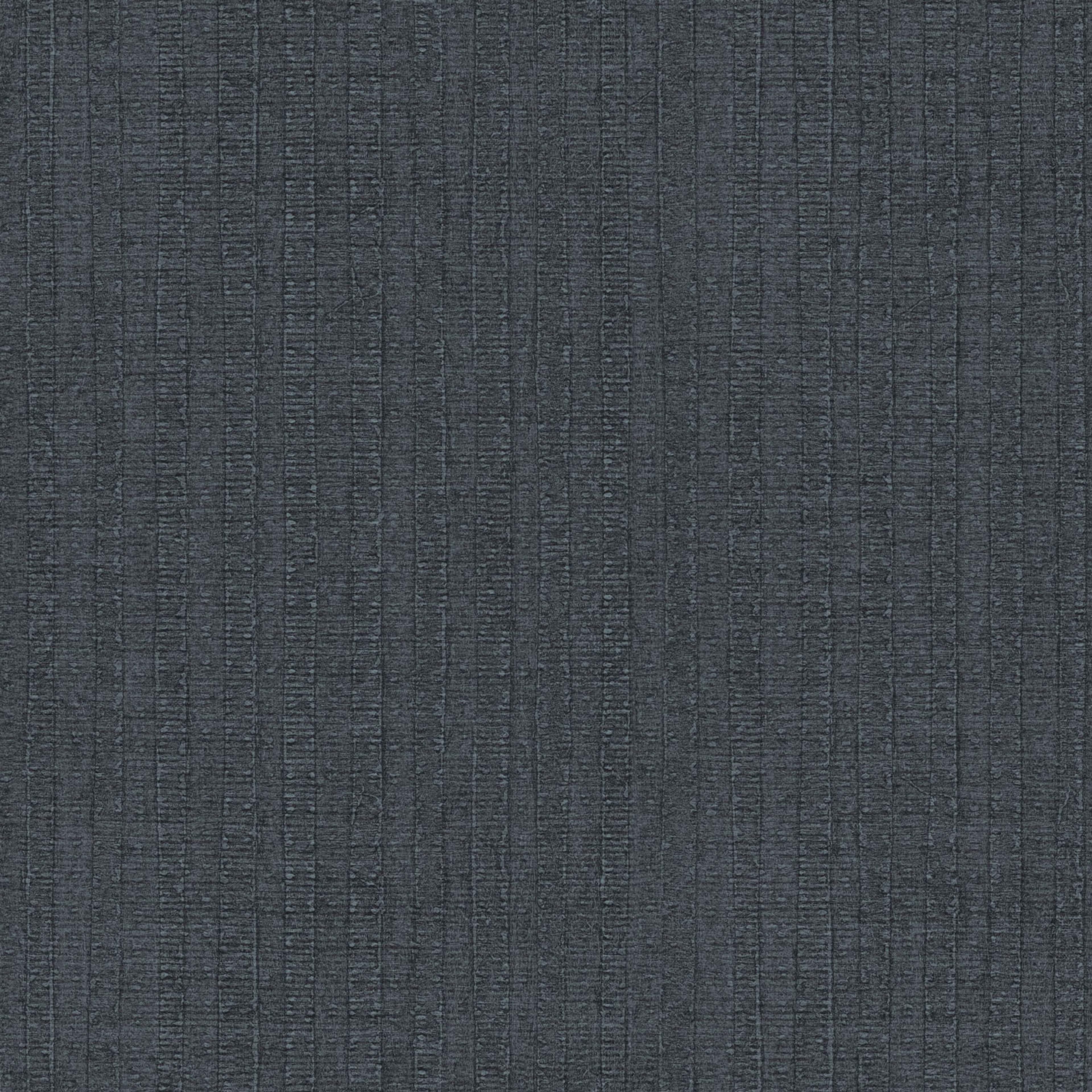 Moss Stripe tapet i svart och blå tapet med randigt mönster i blå. Från kollektionen bazaar. Nonwoven-material med rak passning. Passar i vardagsrum och matsal.