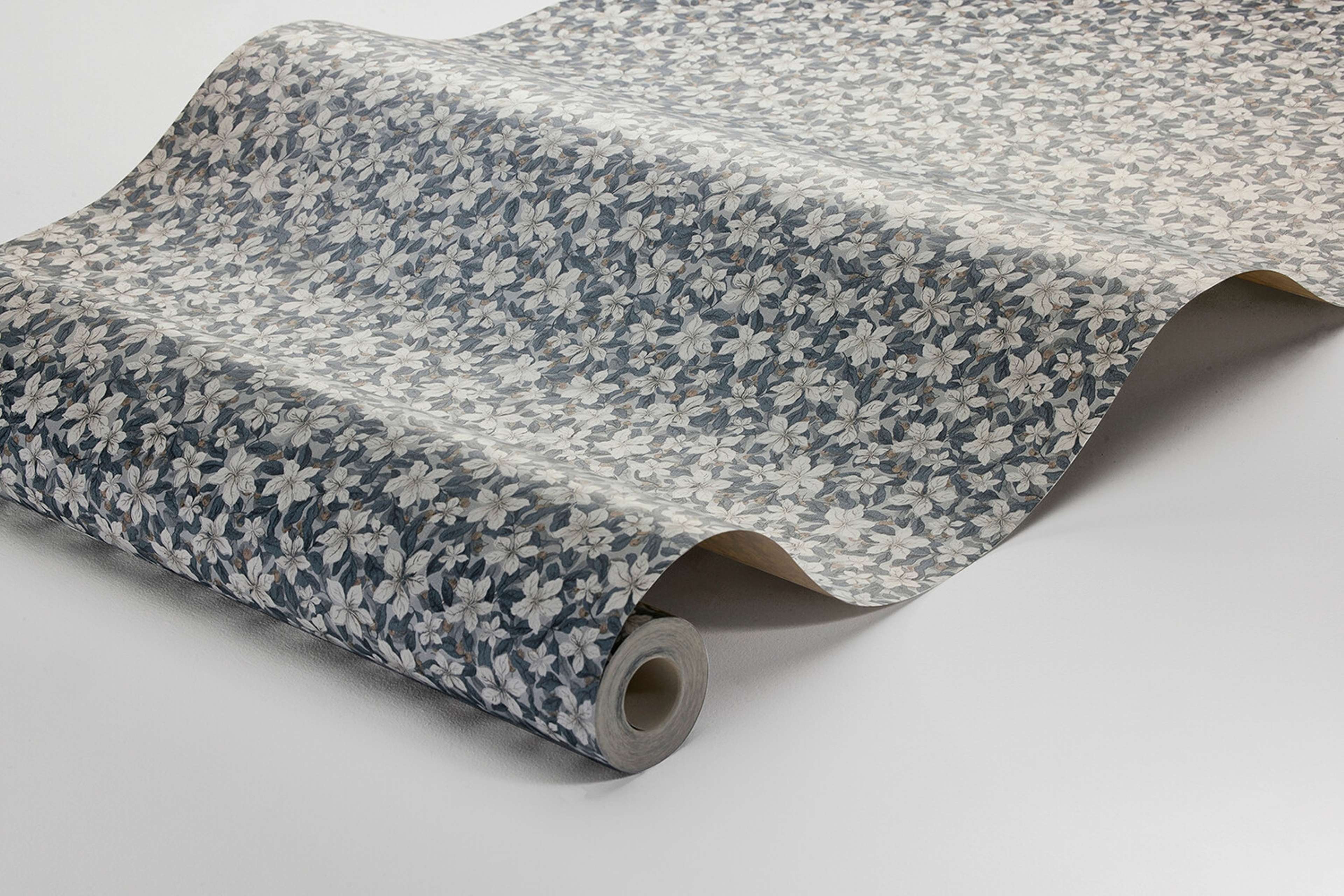 Skogsblomst tapet med blommigt mönster i vit och blå. Från kollektionen timeless traditions. Nonwoven-material med rak passning.