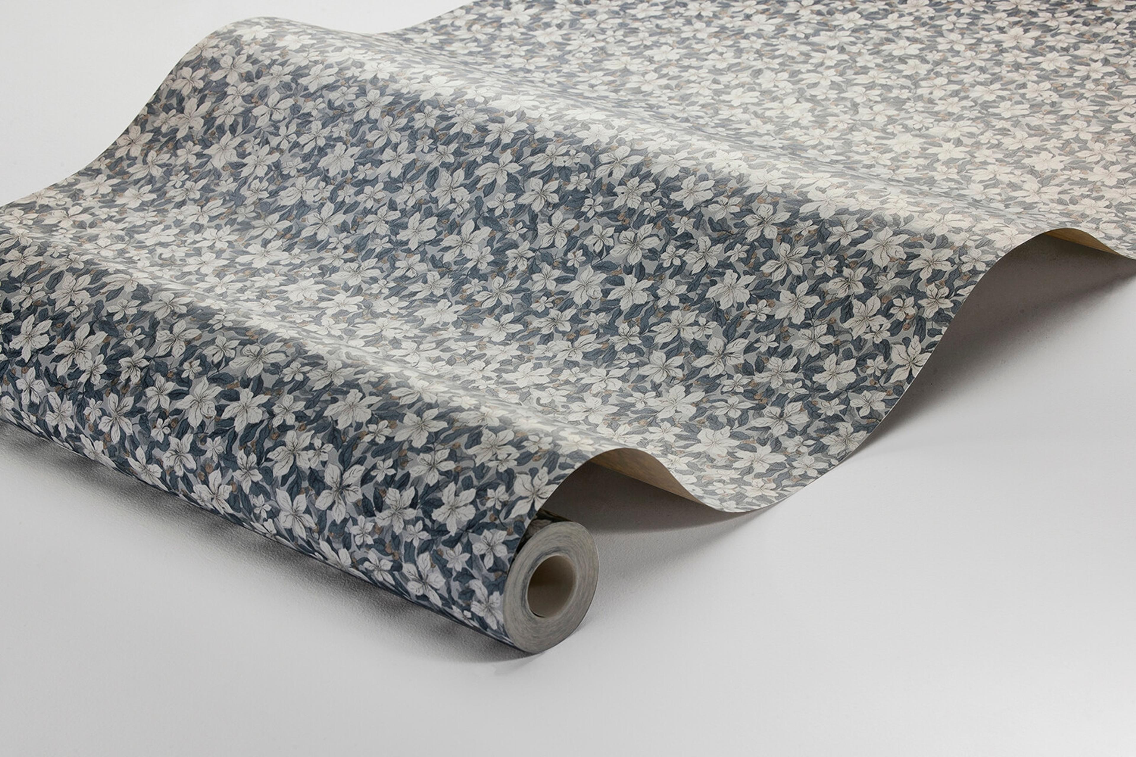 Skogsblomst tapet med blommigt mönster i vit och blå. Från kollektionen timeless traditions. Nonwoven-material med rak passning.