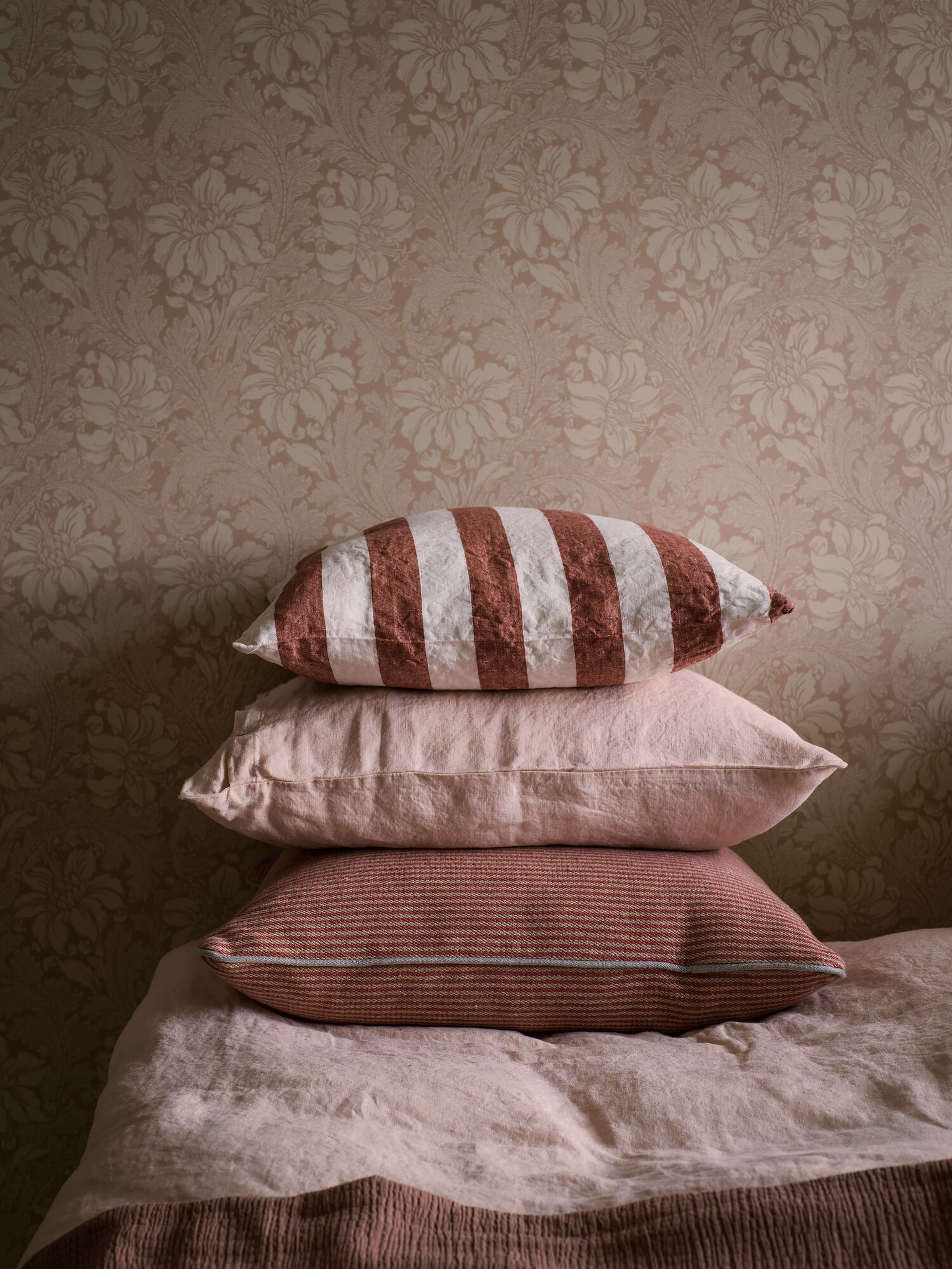 Acanthus storblommig, beige/dovt rosa tapet med blommigt mönster i rosa. Från kollektionen Vårt Arkiv. Nonwoven-material med rak passning.