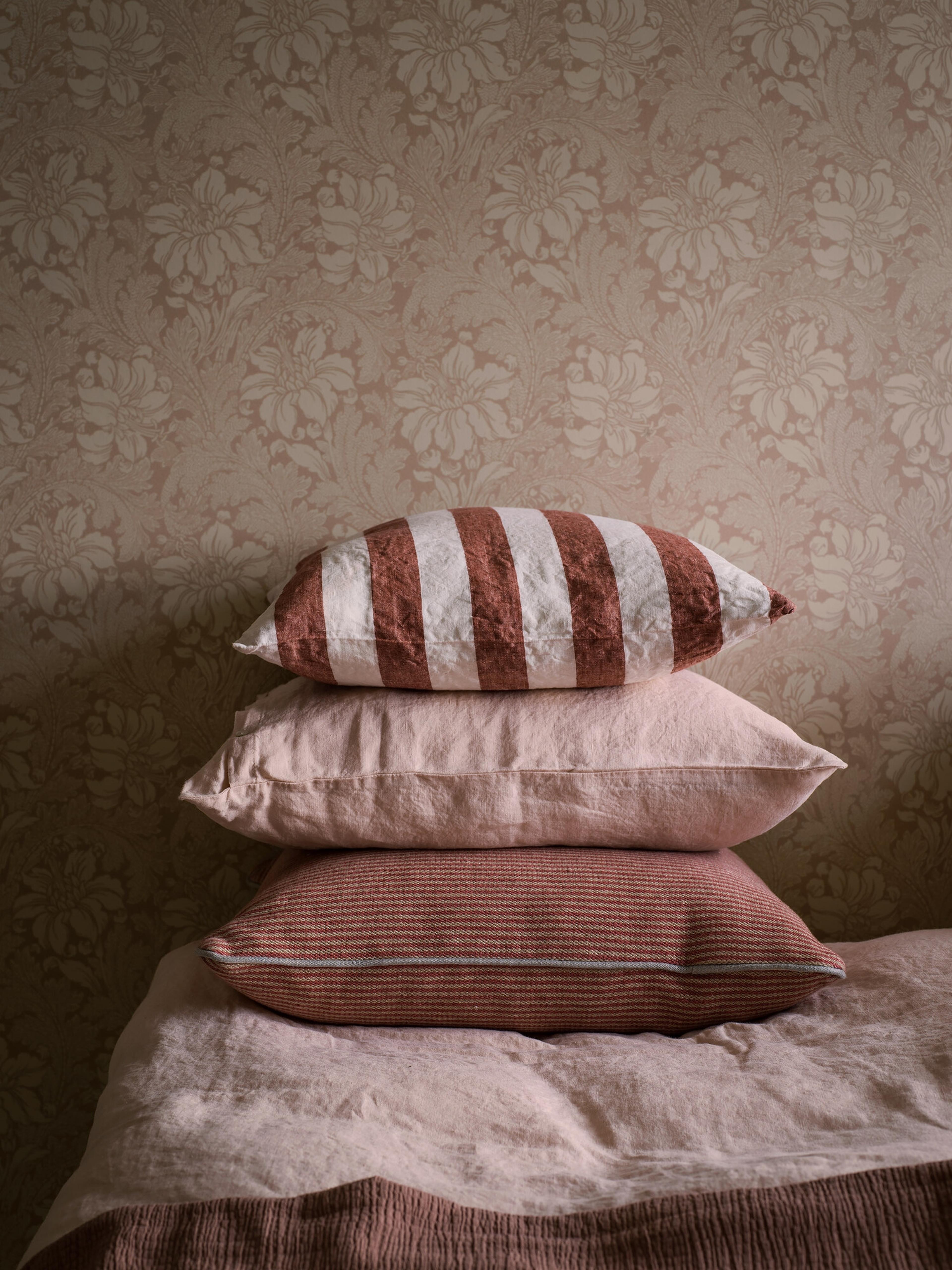 Acanthus storblommig, beige/dovt rosa tapet med blommigt mönster i rosa. Från kollektionen Vårt Arkiv. Nonwoven-material med rak passning.