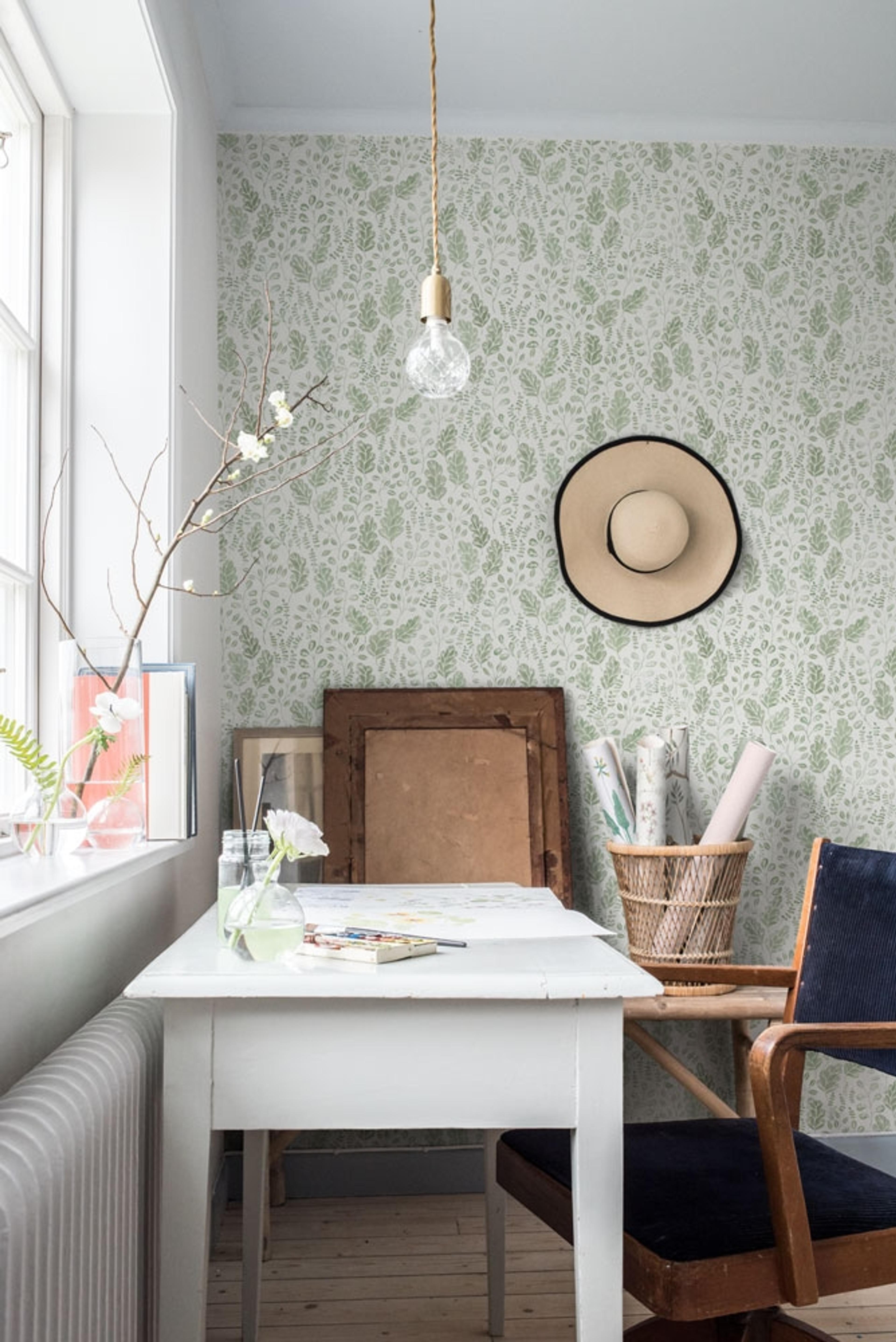Vera ljus tapet med gröna blad tapet från Midbec med botaniskt mönster i vit och grön. Från kollektionen Morgongåva. Nonwoven-material med förskjuten passning.