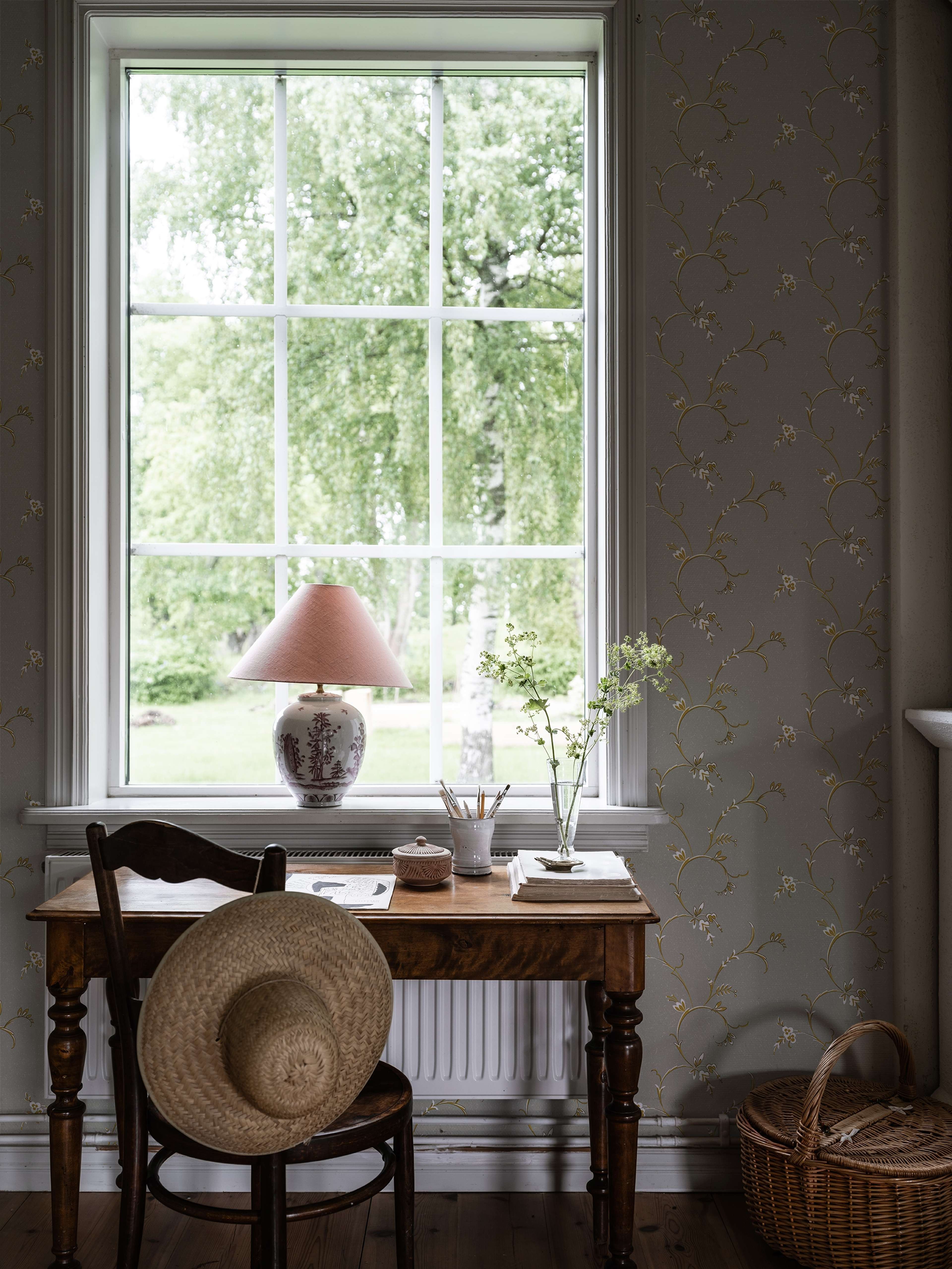 Ekbacken Grå tapet med blommigt mönster i grå. Från kollektionen Gammalsvenska klassiker 1850–1950. Nonwoven-material med rak passning.