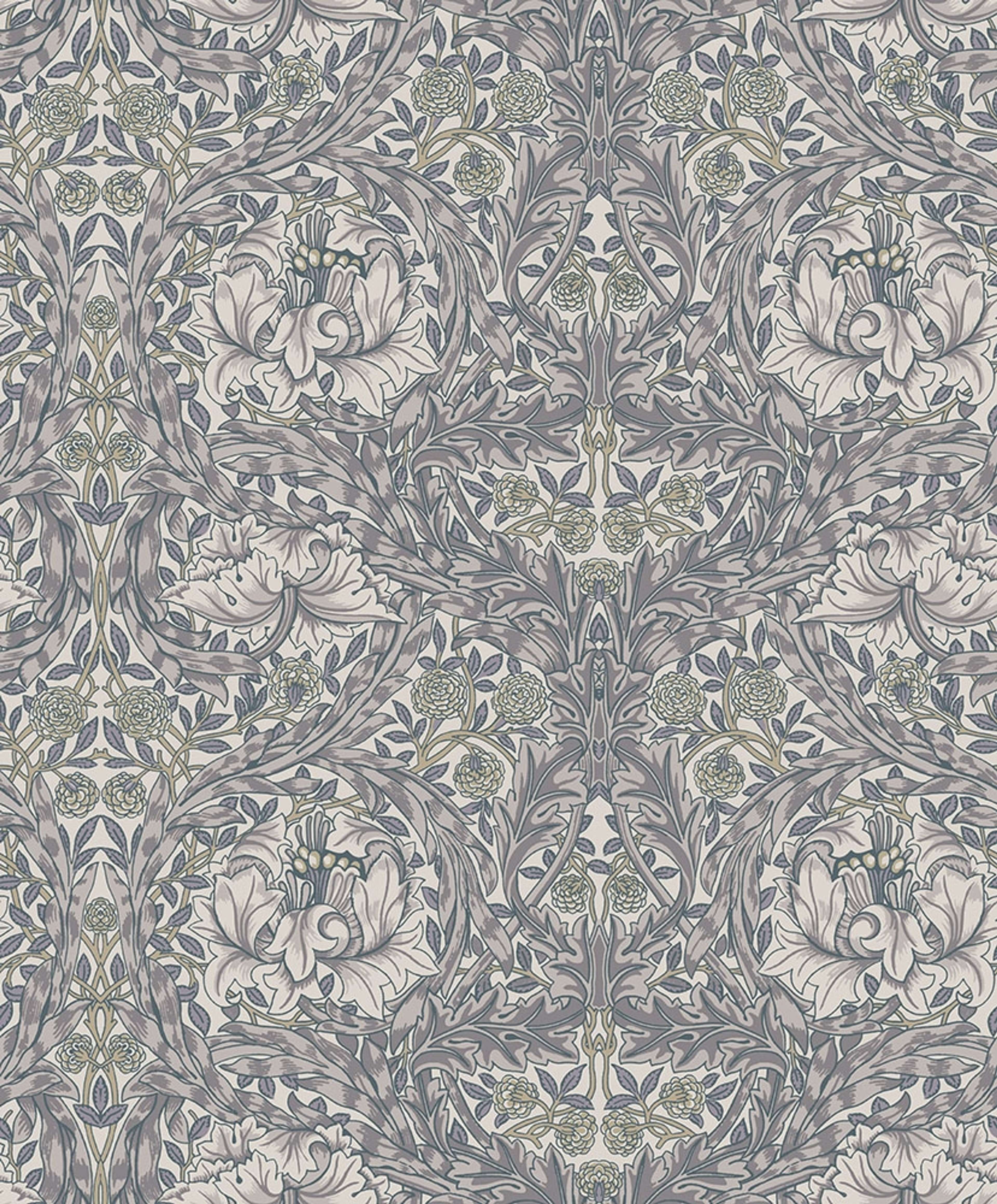 African Marigold, blågrå tapet tapet från Midbec med botaniskt, blommigt mönster i blå och beige. Från kollektionen Hidden Treasures vol 1. Nonwoven-material med rak passning.