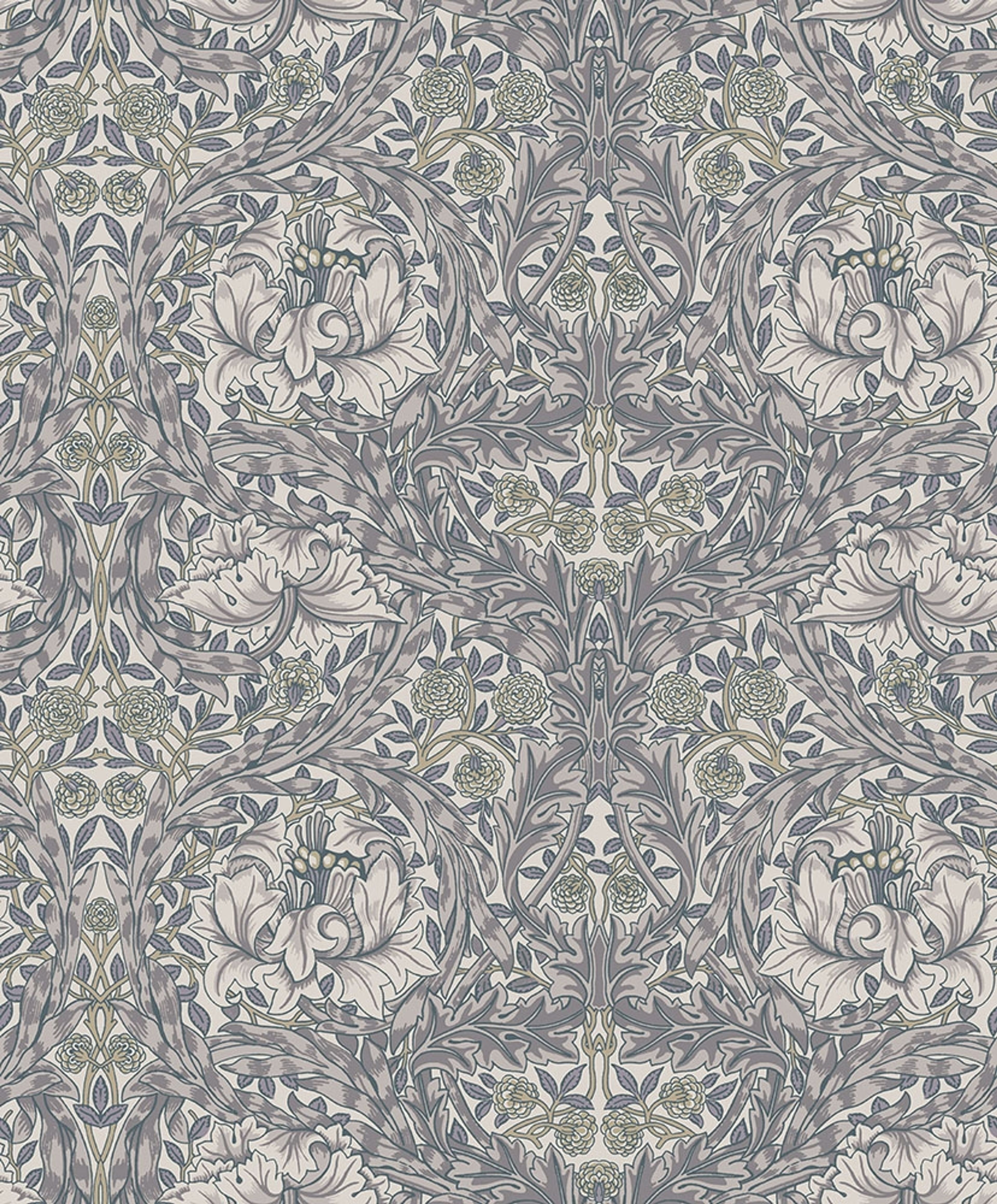 African Marigold, blågrå tapet tapet från Midbec med botaniskt, blommigt mönster i blå och beige. Från kollektionen Hidden Treasures vol 1. Nonwoven-material med rak passning.
