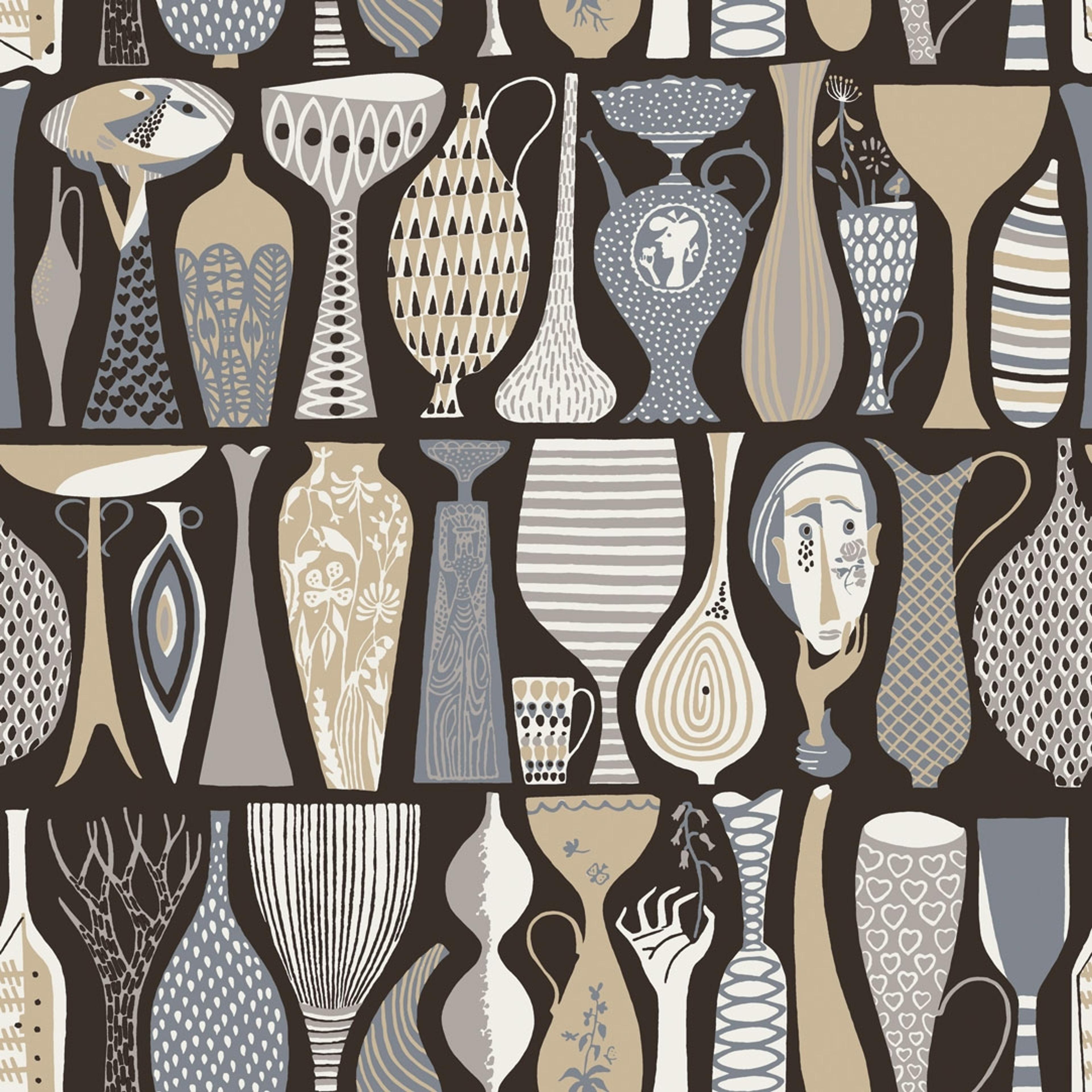 Pottery tapet från Boråstapeter med grafiskt, retro mönster i svart, grå och beige. Från kollektionen Scandinavian Designers II. Nonwoven-material med rak passning.