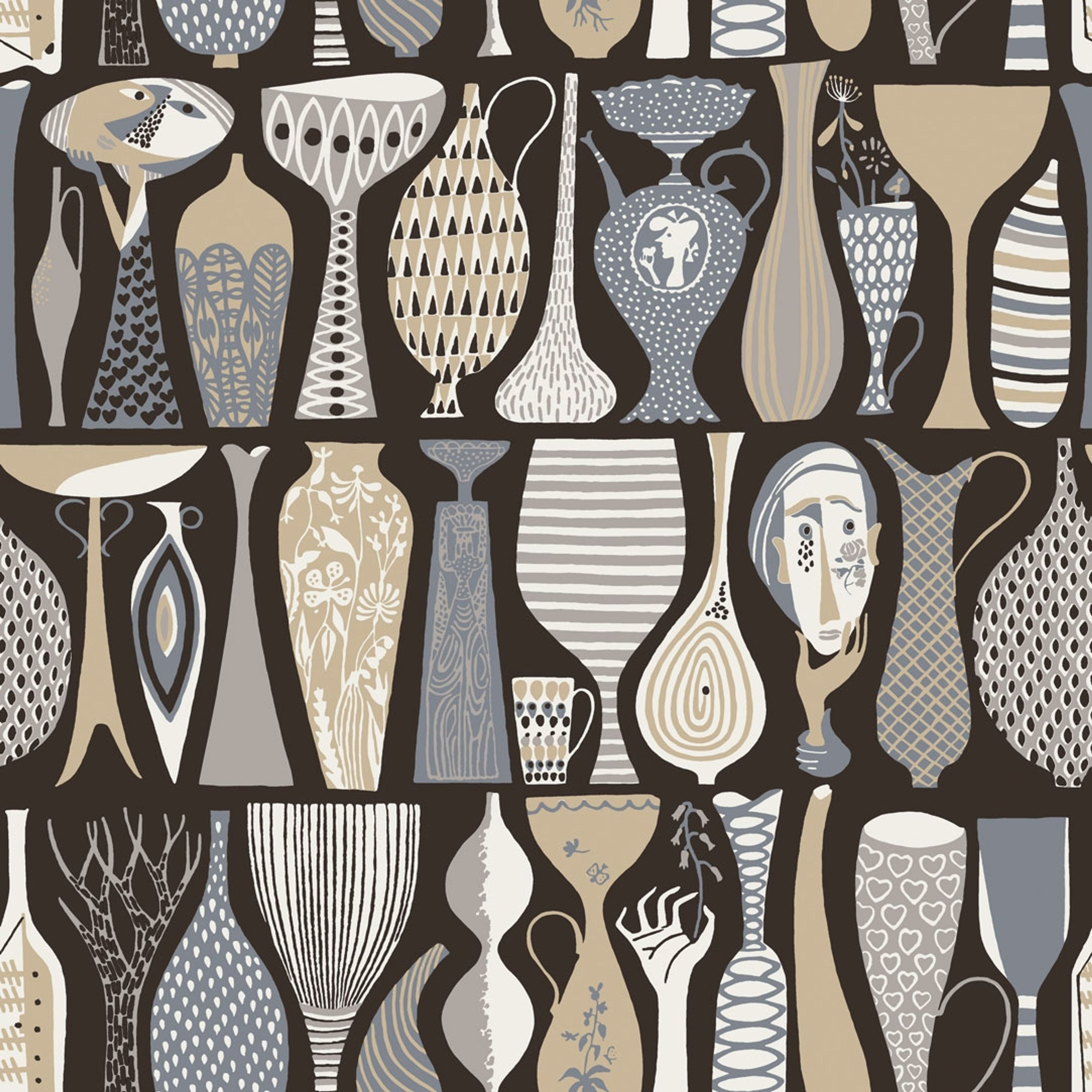 Pottery tapet från Boråstapeter med grafiskt, retro mönster i svart, grå och beige. Från kollektionen Scandinavian Designers II. Nonwoven-material med rak passning.