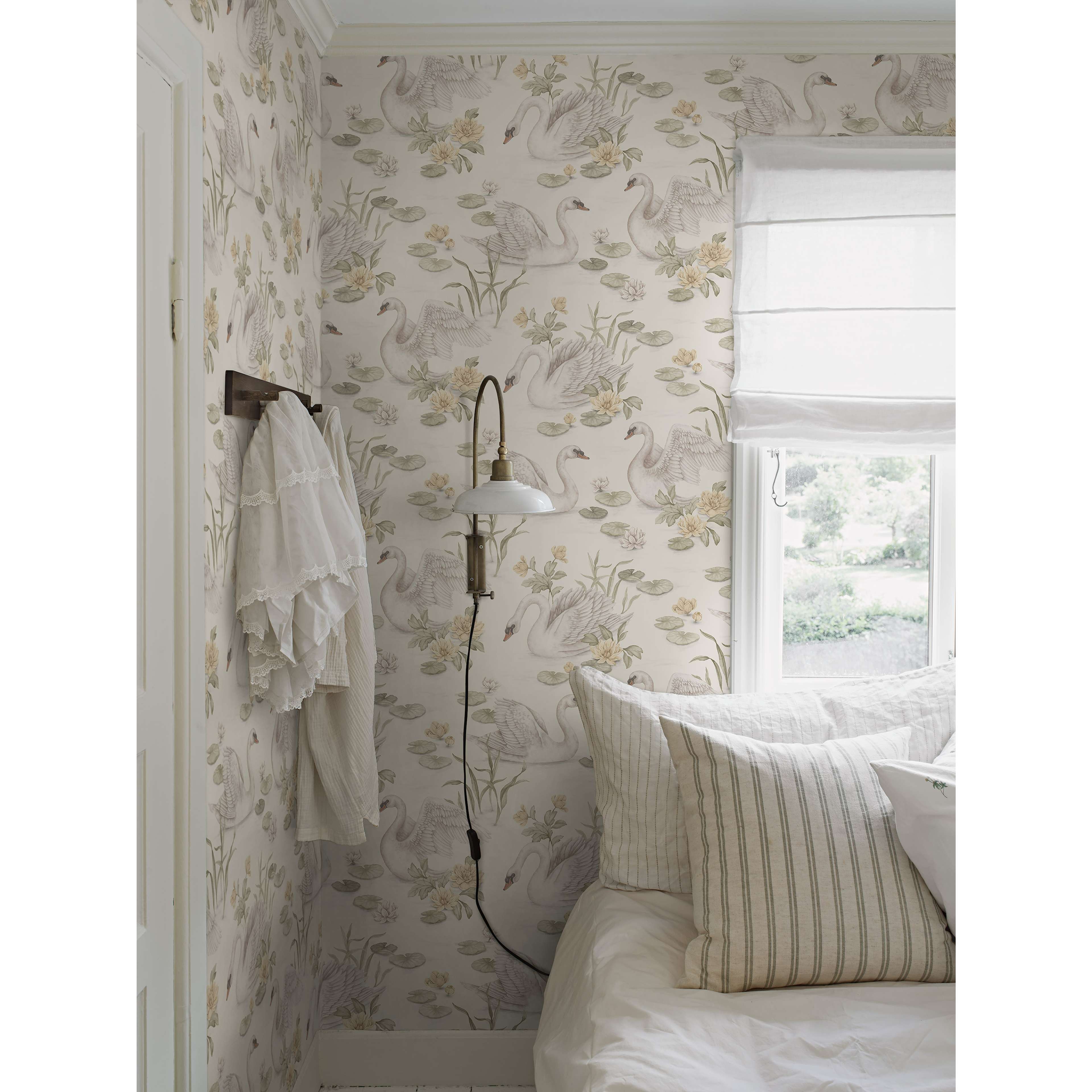 Lily Swan vit, tapet tapet med djur, blommigt mönster i vit. Från kollektionen Newbie II Wallpaper. Nonwoven-material med förskjuten passning. Passar i sovrum.