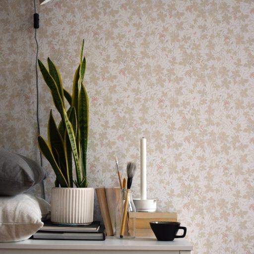 Vinbärsblad, Beige tapet från duro med botaniskt mönster i beige. Från kollektionen Spira. Nonwoven-material med rak passning.