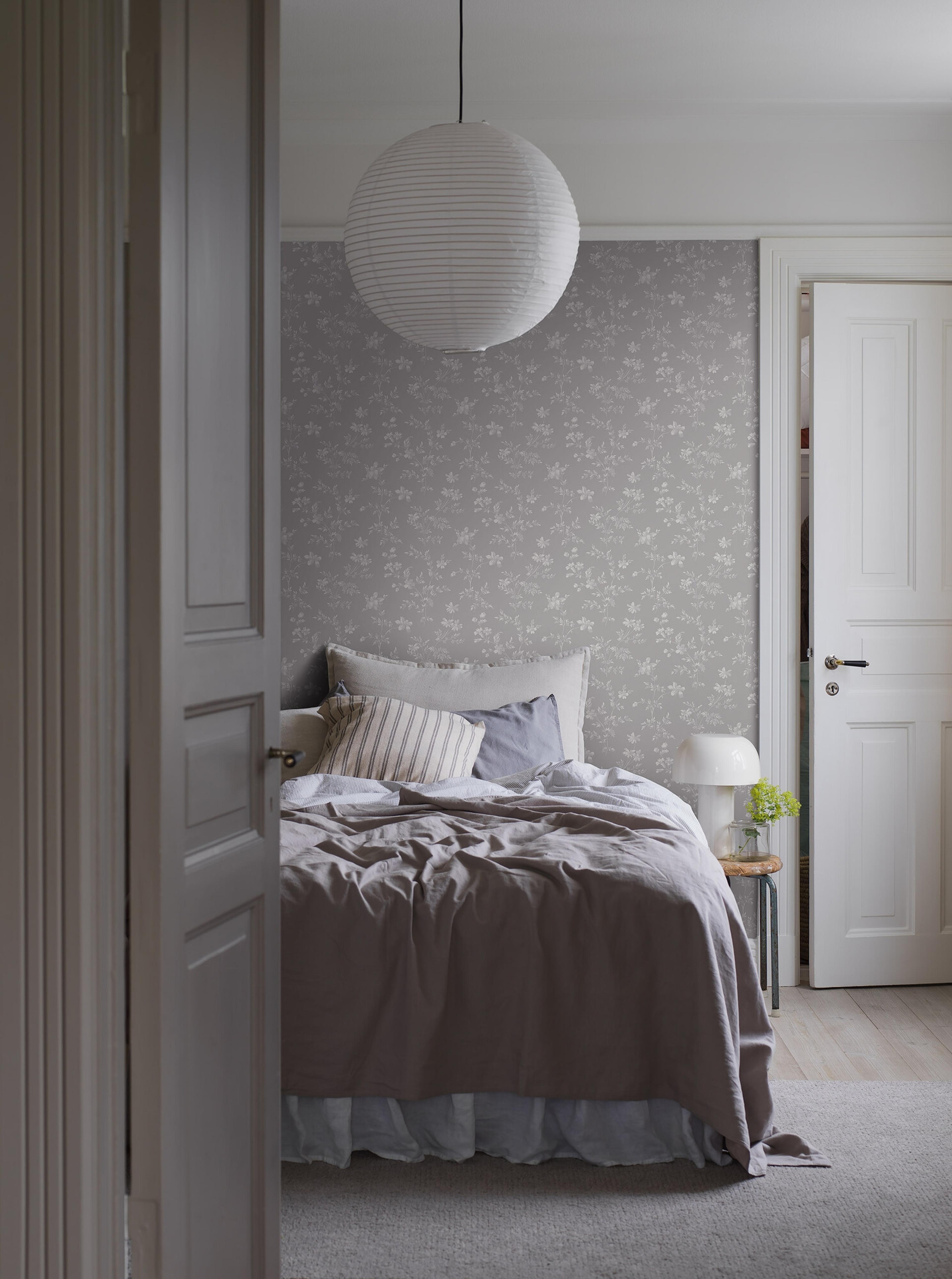 Ängsblomma tapet med blommigt mönster i vit och grå. Från kollektionen timeless traditions. Nonwoven-material med rak passning.