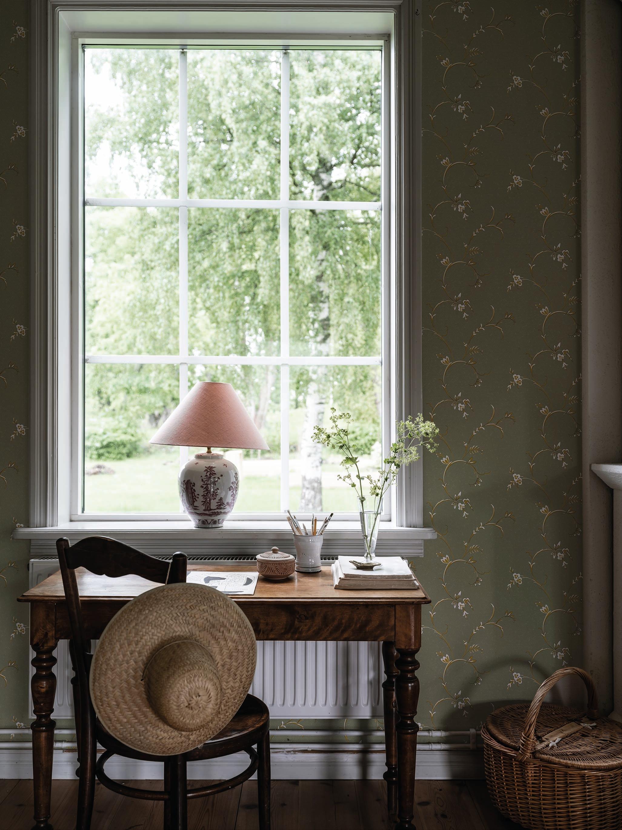 Ekbacken Grön tapet med blommigt mönster i grön. Från kollektionen Gammalsvenska klassiker 1850–1950. Nonwoven-material med rak passning.