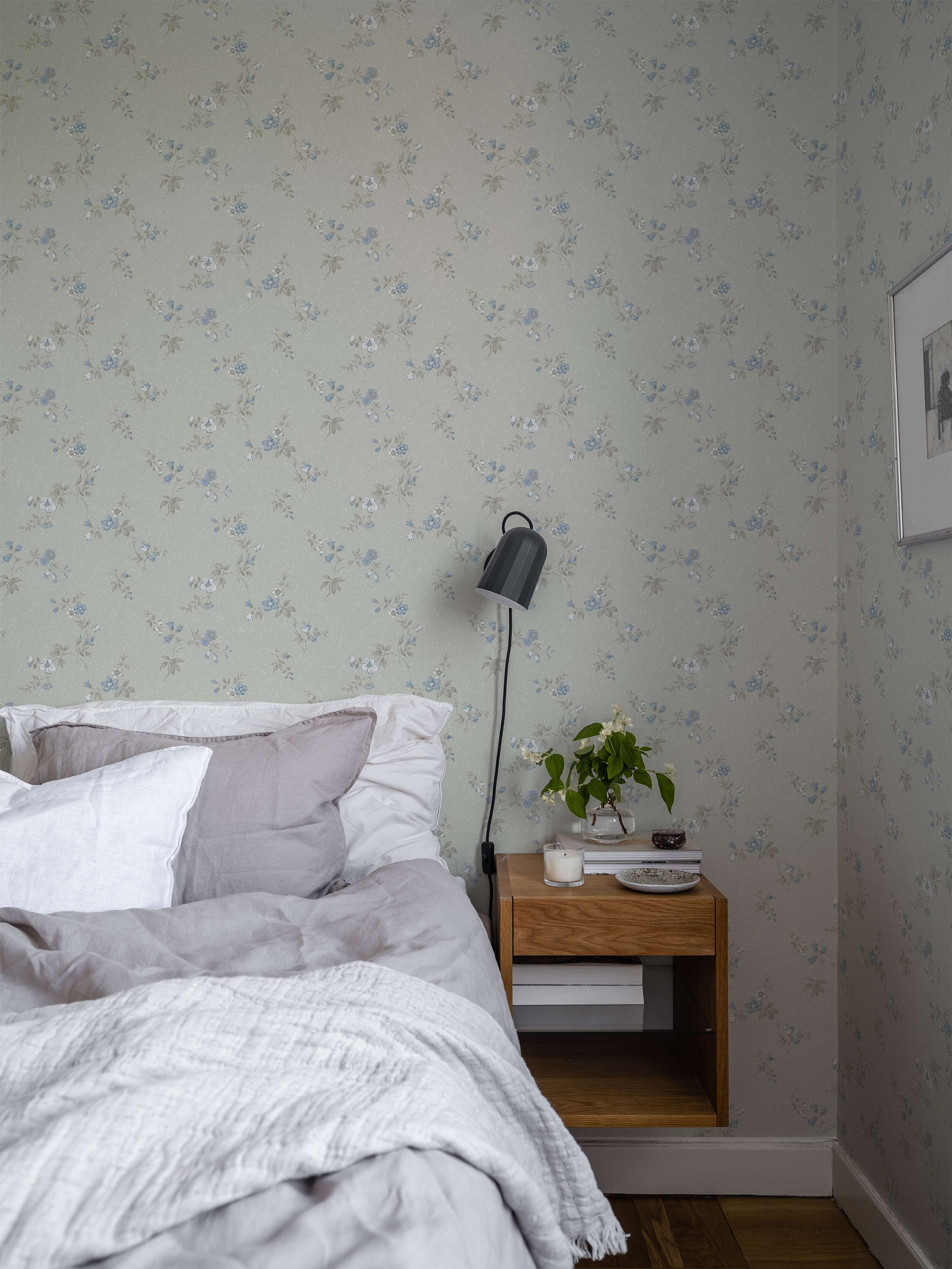 Kerstin blå tapet med blommigt mönster i blå. Från kollektionen Gammalsvenska klassiker 1850–1950. Nonwoven-material med rak passning.