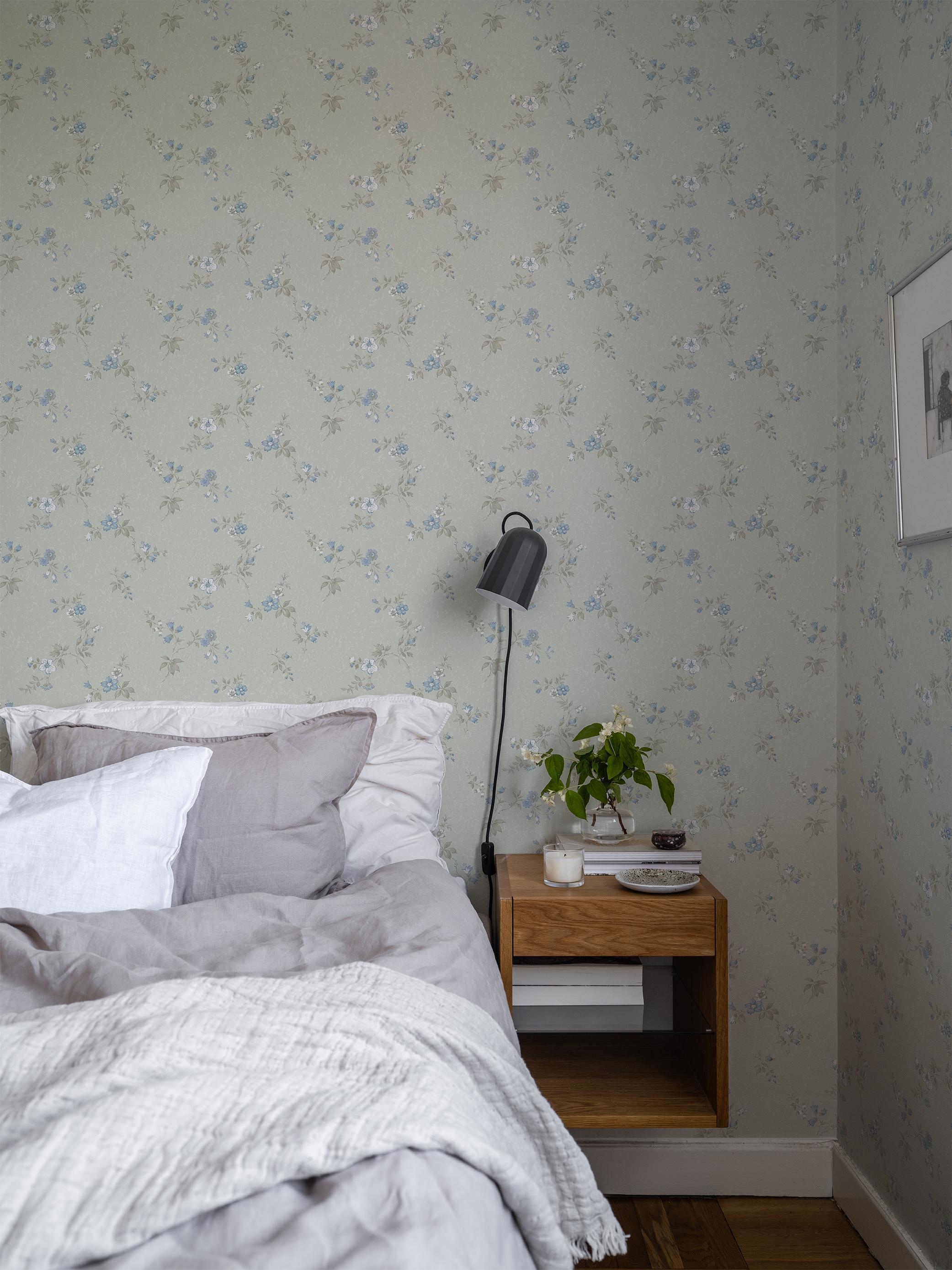 Kerstin blå tapet med blommigt mönster i blå. Från kollektionen Gammalsvenska klassiker 1850–1950. Nonwoven-material med rak passning.