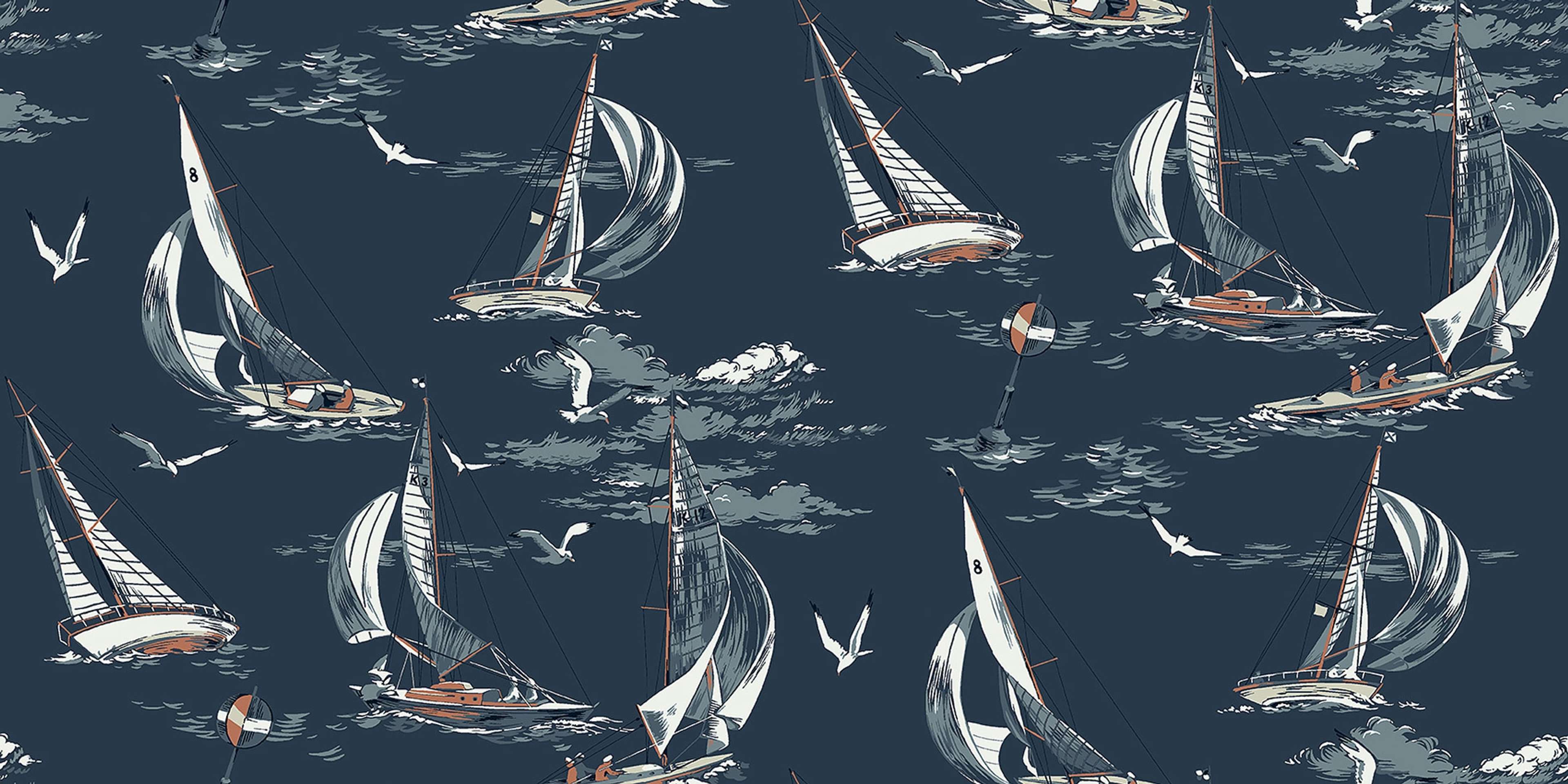 Sailboats tapet från Boråstapeter med nautiskt mönster i blå. Från kollektionen Marstrand II. Nonwoven-material med förskjuten passning. Vintage, country-stil. Passar i vardagsrum, matsal och arbetsrum.