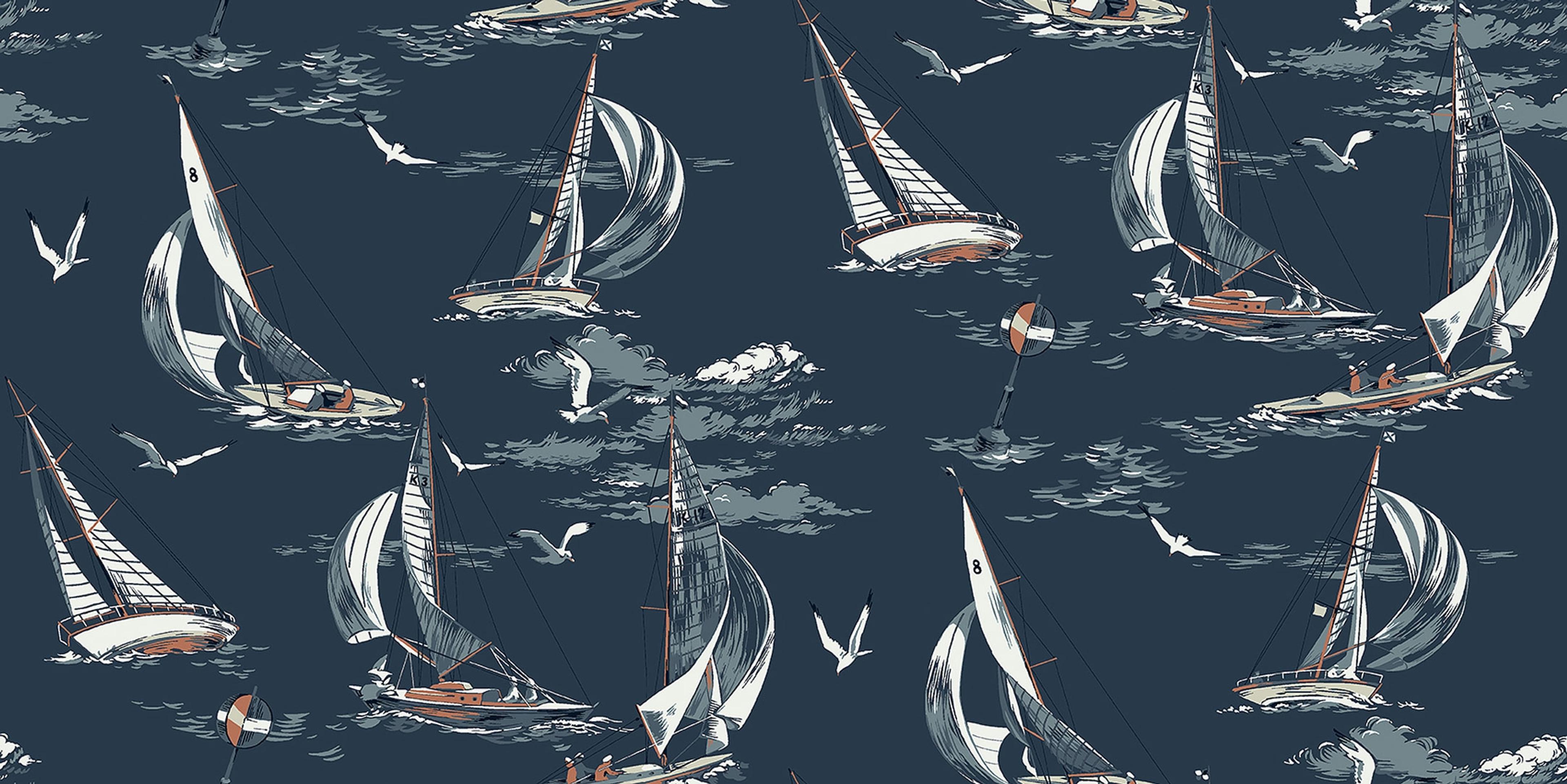 Sailboats tapet från Boråstapeter med nautiskt mönster i blå. Från kollektionen Marstrand II. Nonwoven-material med förskjuten passning. Vintage, country-stil. Passar i vardagsrum, matsal och arbetsrum.
