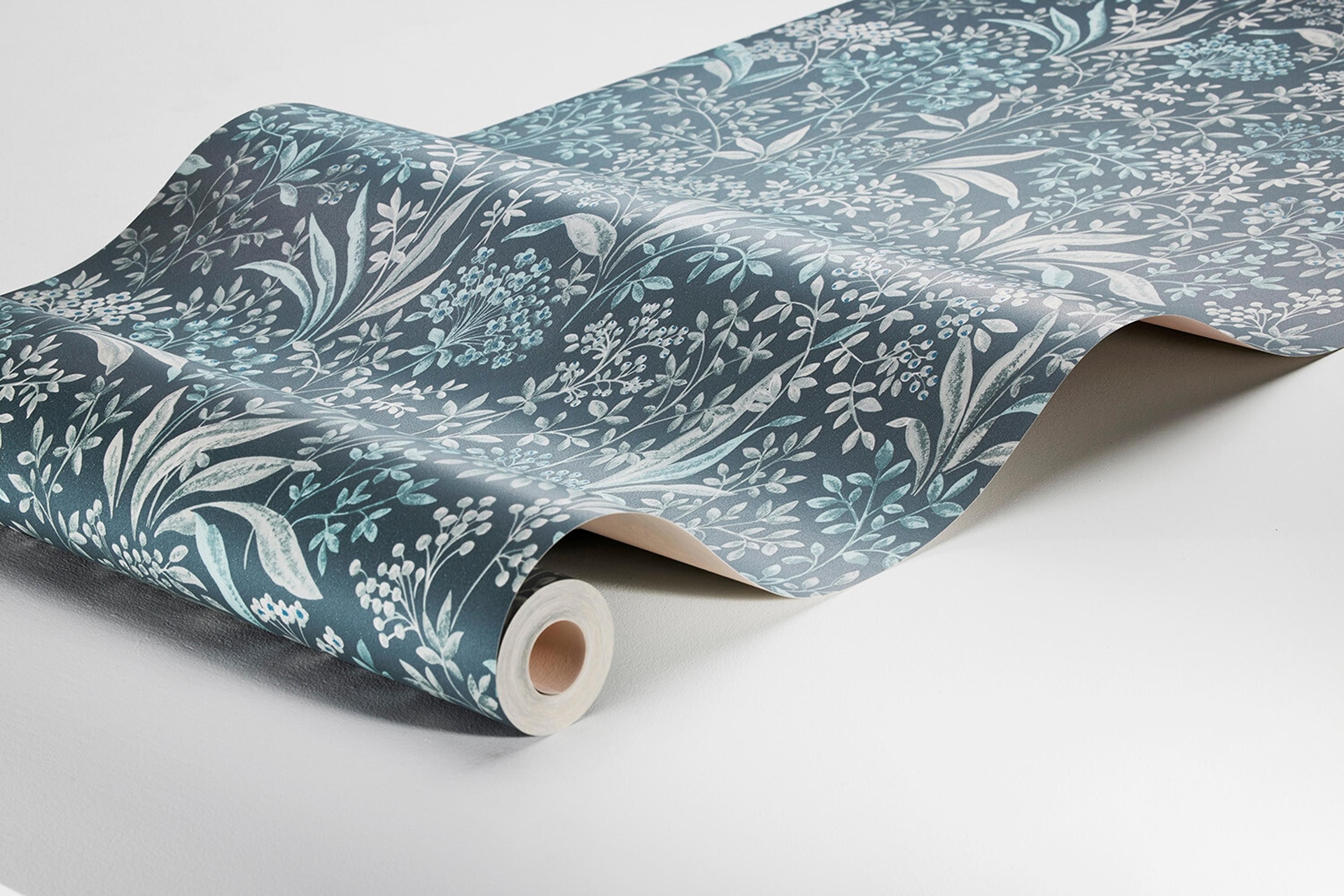 Nocturne slingrande bladverk, mörkblå tapet med botaniskt mönster i blå. Från kollektionen Vårt Arkiv. Nonwoven-material med rak passning.