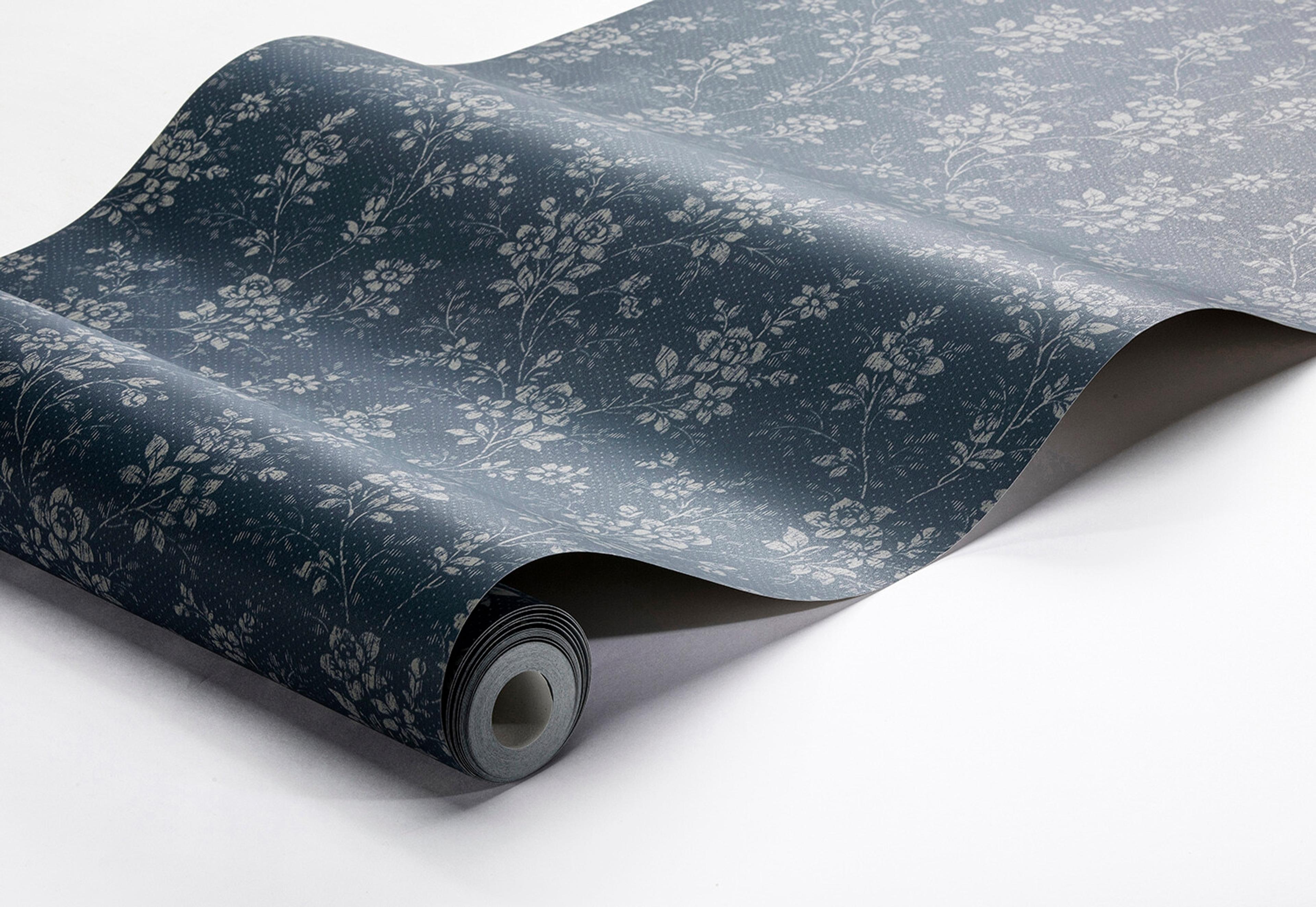 Hip Rose tapet från Boråstapeter med blommigt mönster i blå. Från kollektionen Woodland. Nonwoven-material med förskjuten passning. Country, city-stil.