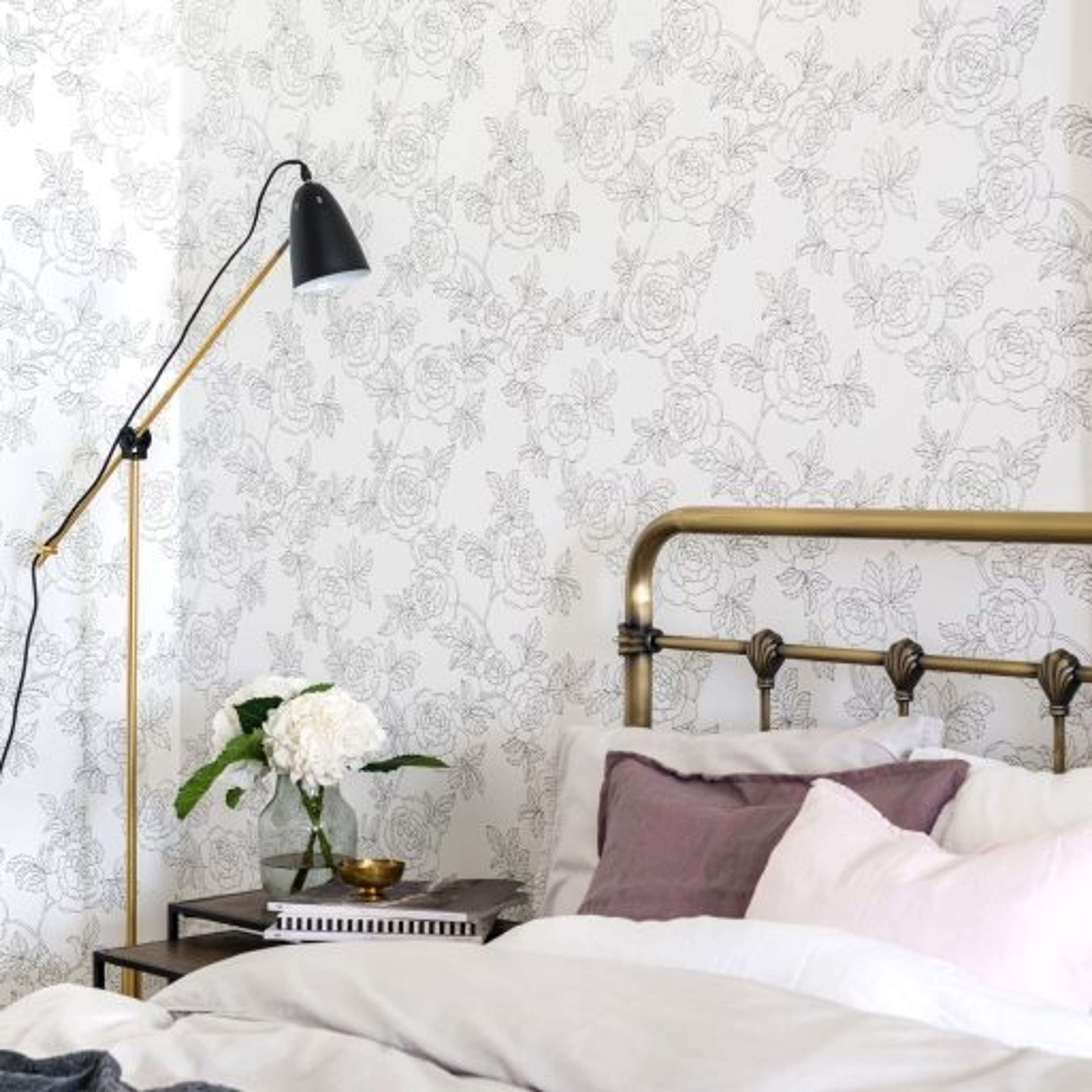 Inez, Svart/vit tapet från duro med blommigt mönster i vit. Från kollektionen Natur. Nonwoven-material med förskjuten passning. Country, city-stil.