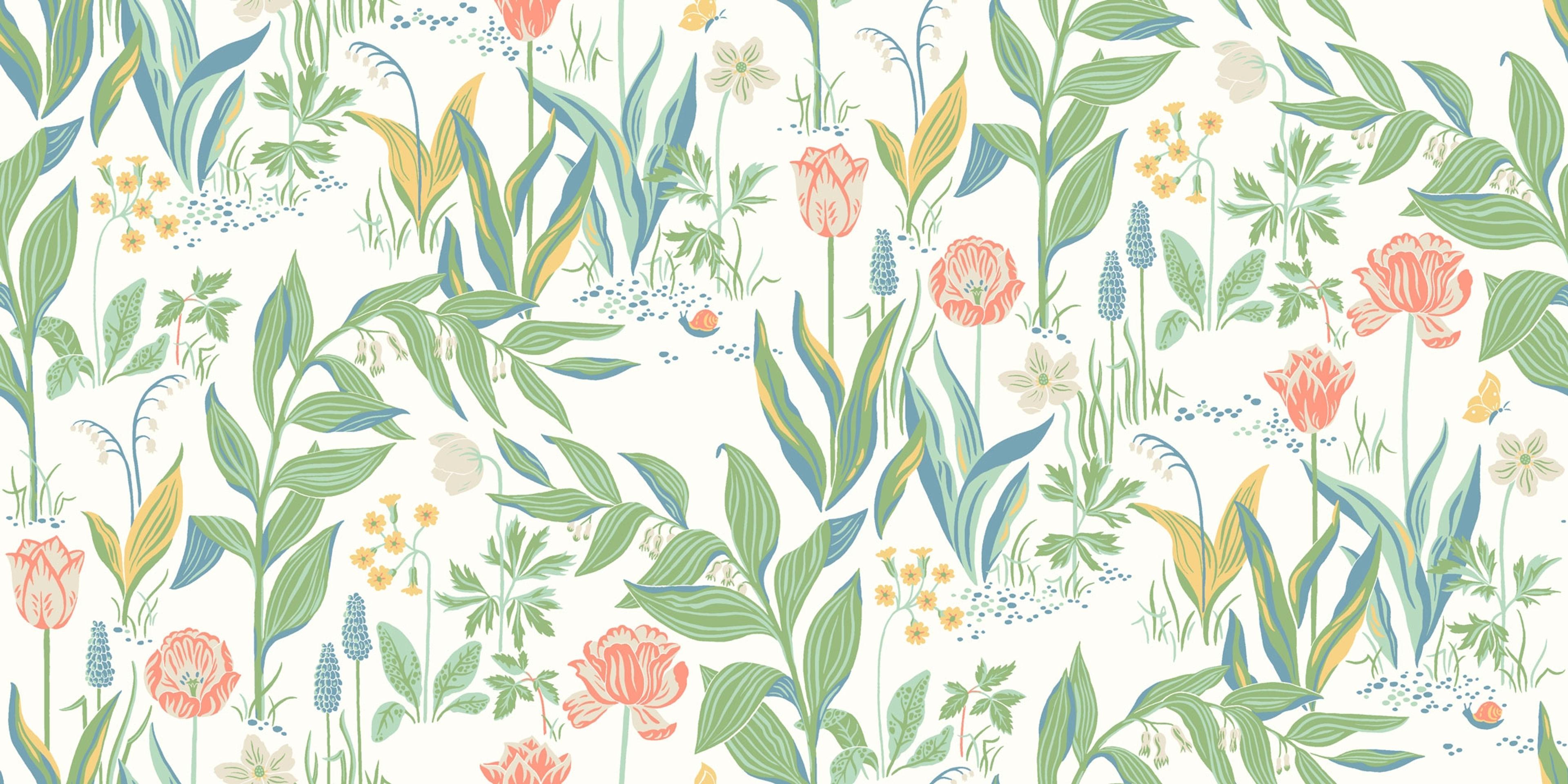 Spring Garden tapet från Boråstapeter med blommigt mönster i vit och grön. Från kollektionen In Bloom. Nonwoven-material med förskjuten passning. Vintage, country, city-stil. Passar i vardagsrum, sovrum och hall.