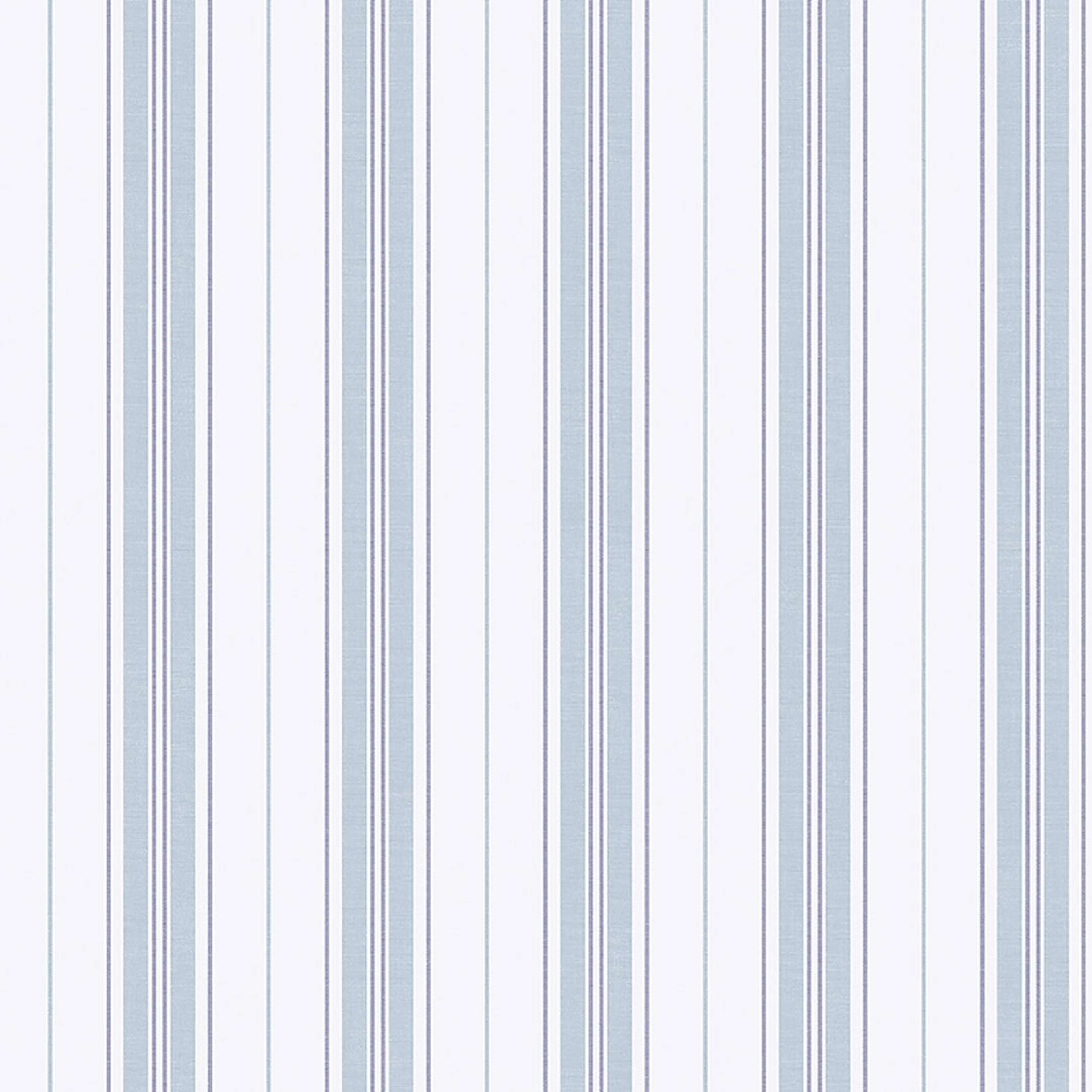Hamnskär Stripe tapet från Boråstapeter med randigt mönster i blå. Från kollektionen Marstrand II. Nonwoven-material. Country-stil. Passar i vardagsrum, matsal och arbetsrum.