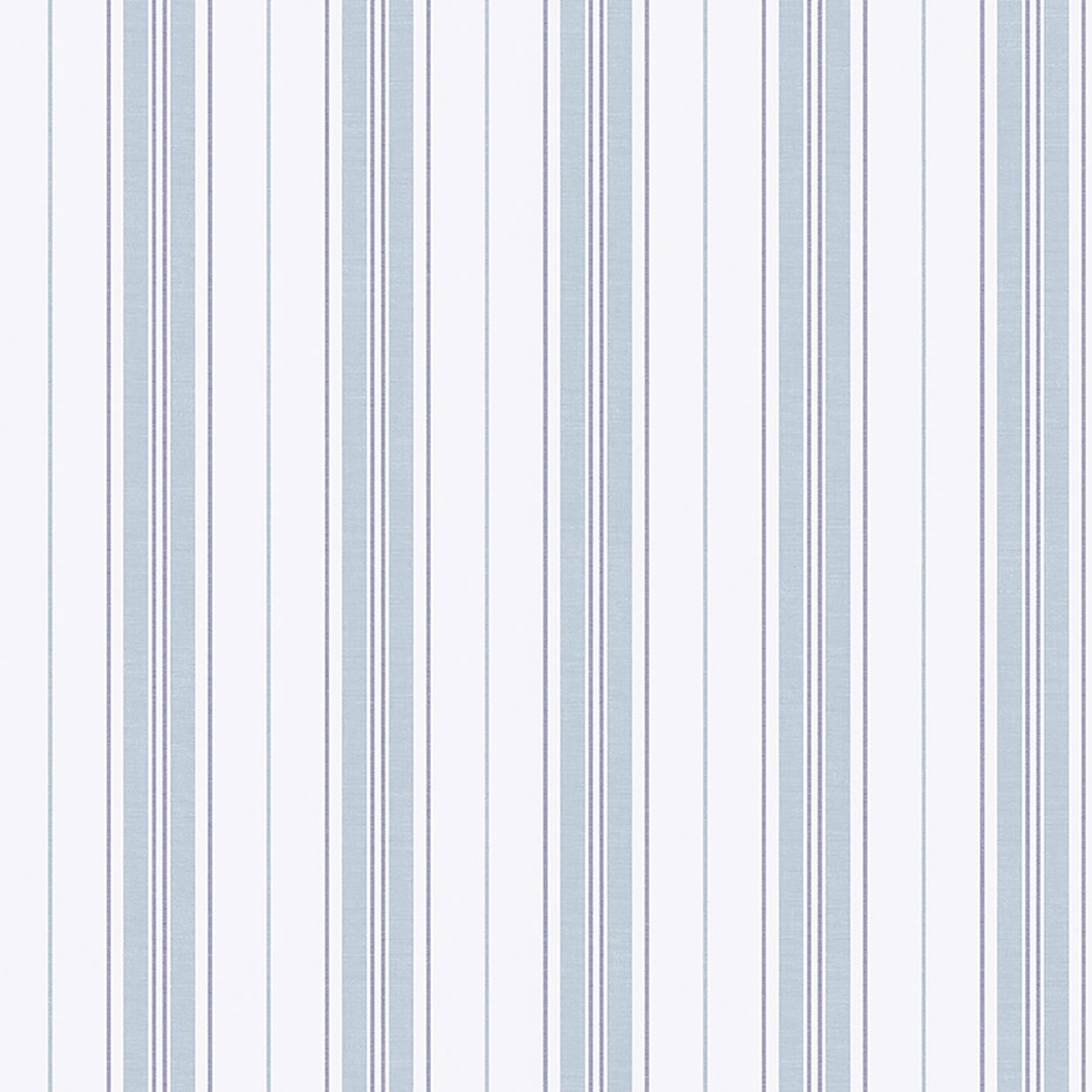 Hamnskär Stripe tapet från Boråstapeter med randigt mönster i blå. Från kollektionen Marstrand II. Nonwoven-material. Country-stil. Passar i vardagsrum, matsal och arbetsrum.