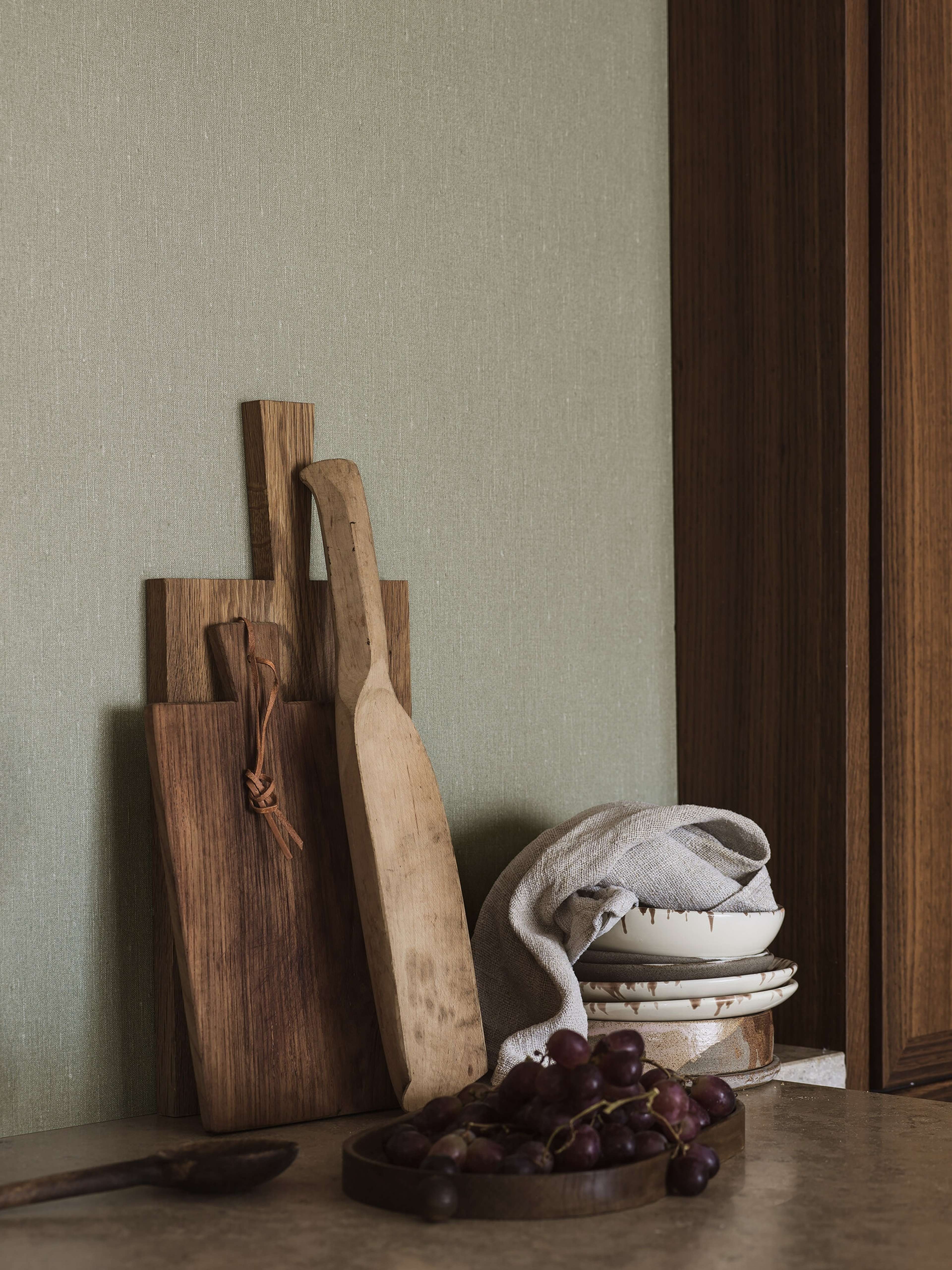 Soft Olive tapet med enfargat, textilimitation mönster i grön. Från kollektionen Linen. Nonwoven-material. Passar i vardagsrum och matsal.