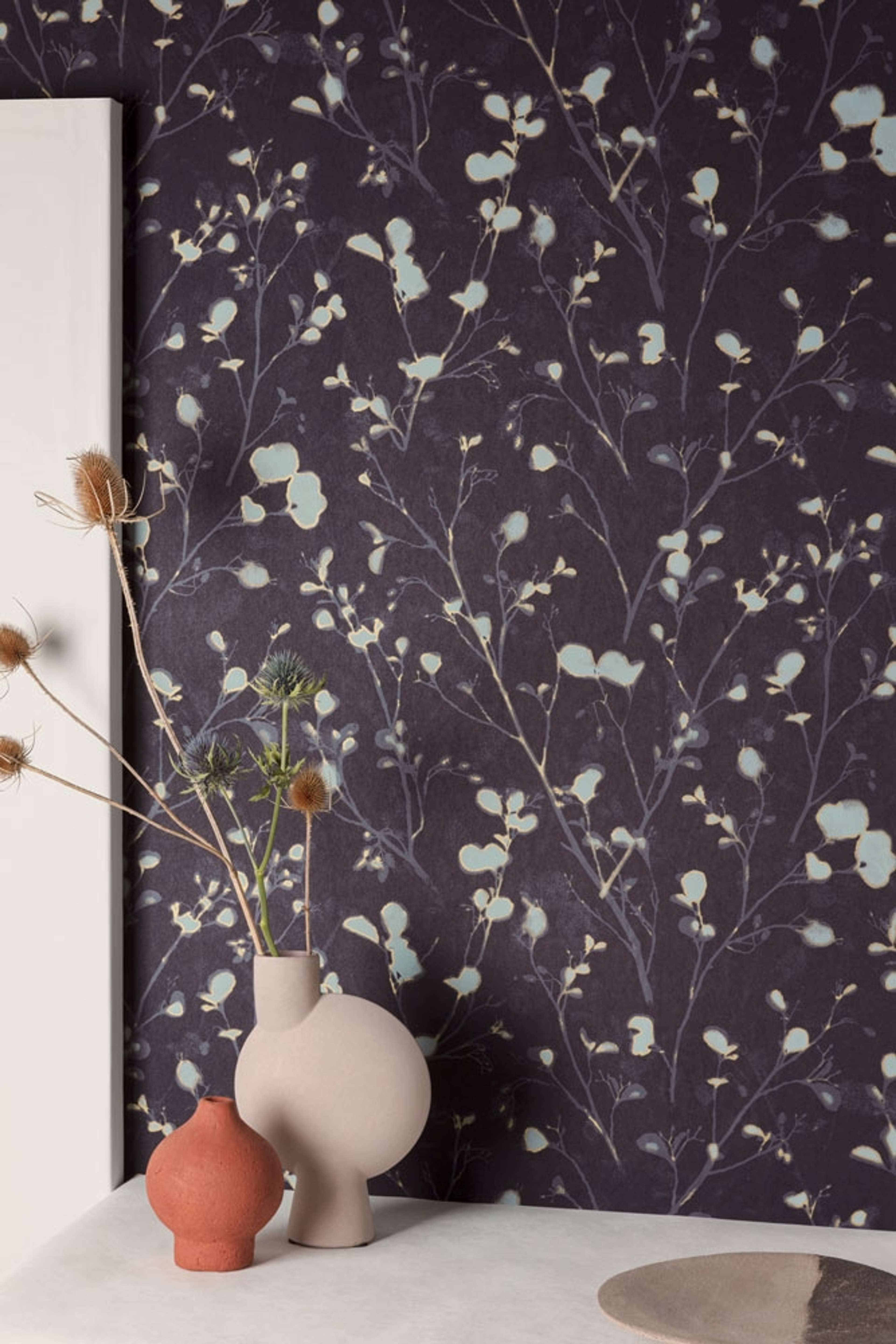 Alder teal tapet med blommigt mönster i grön. Från kollektionen lotus. Nonwoven-material med förskjuten passning.