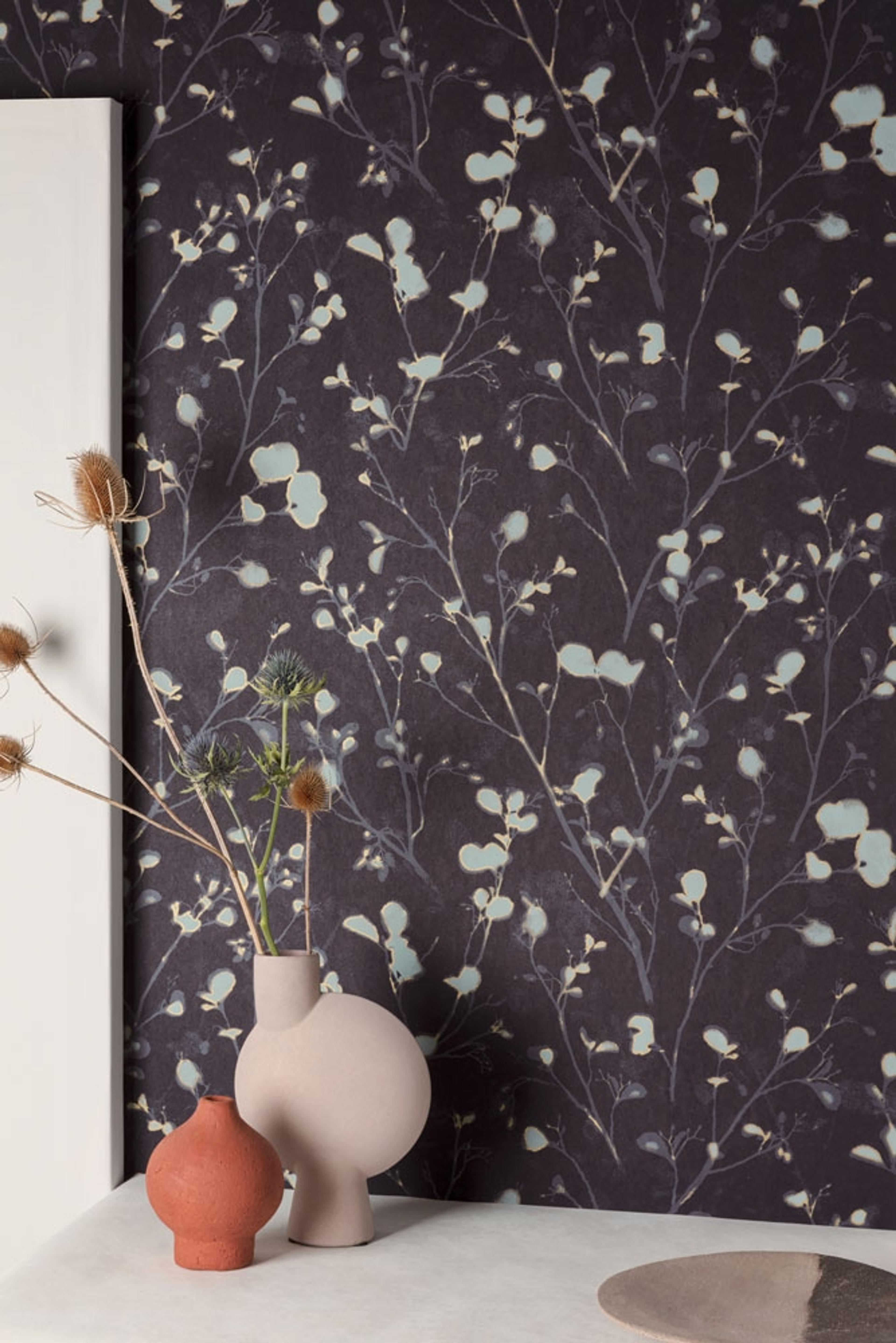 Alder teal tapet med blommigt mönster i grön. Från kollektionen lotus. Nonwoven-material med förskjuten passning.