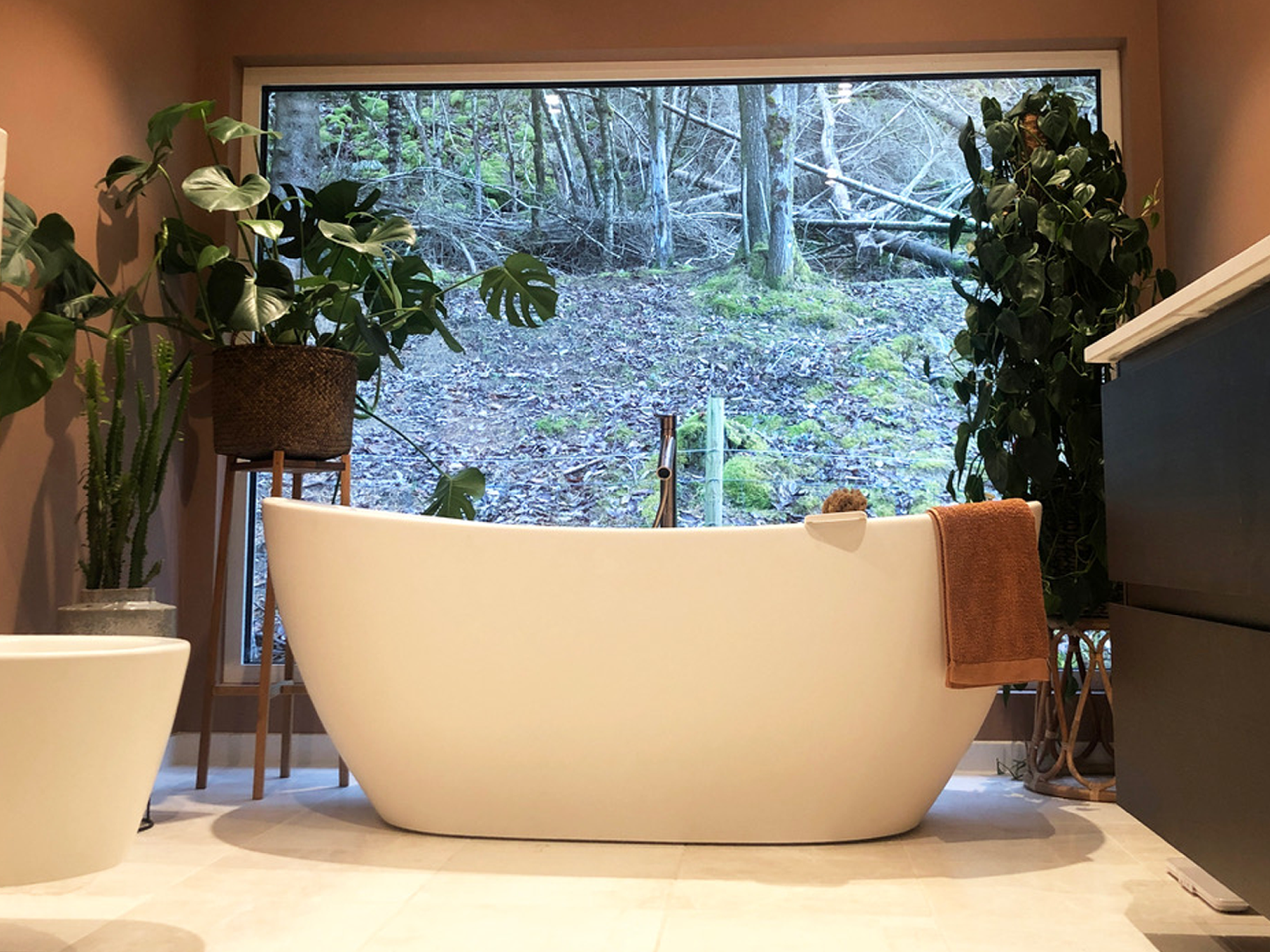 Siv Elise sitt drømmebad med utsikt fra badekaret.