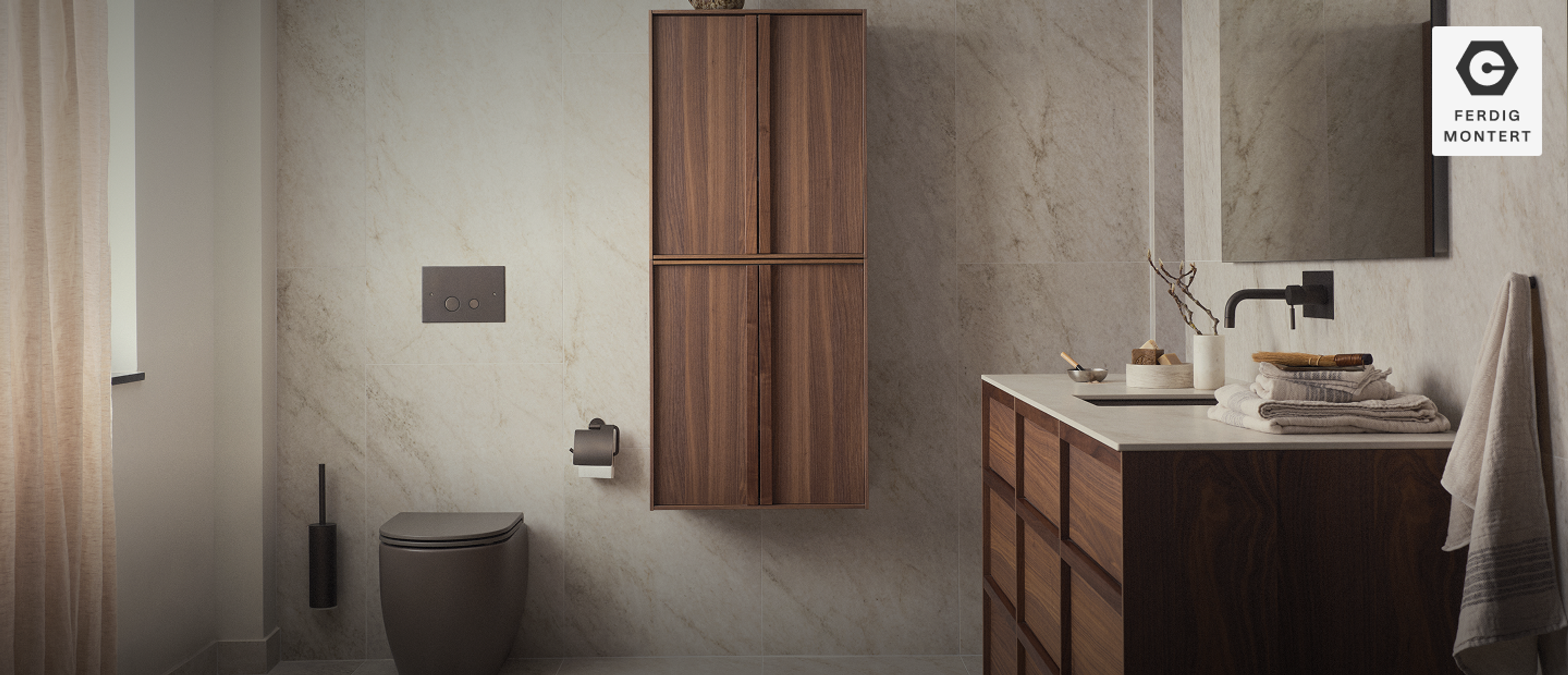 Rørlegger som skrur under en vask på et bad.