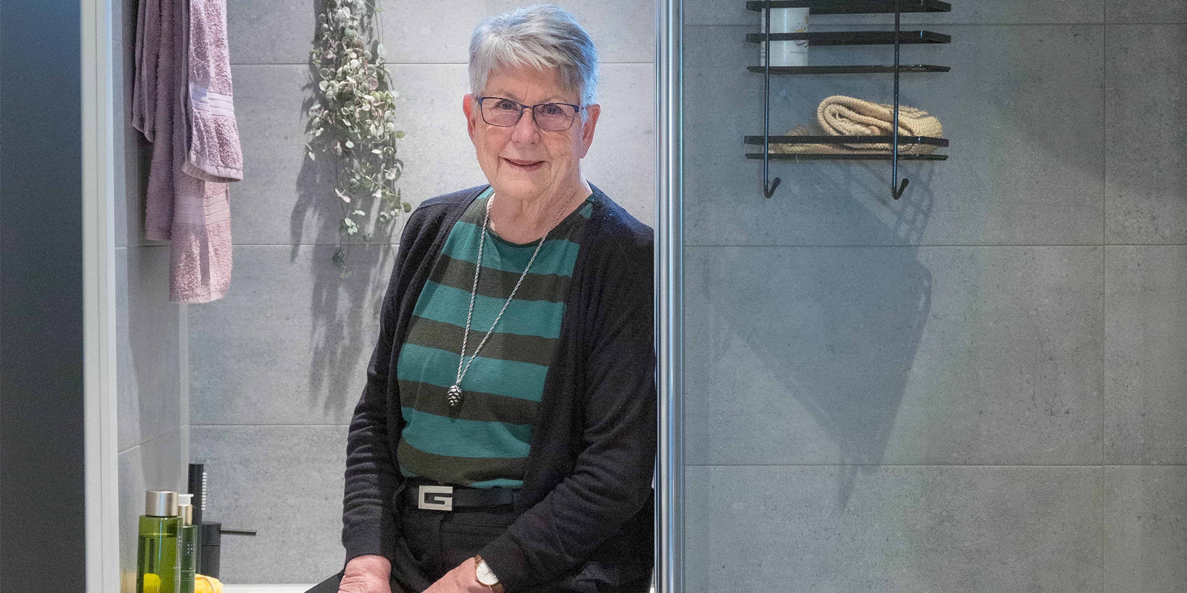 Hjemme på badet hos Anne Dorthea er stemningen lun og gjennomført.