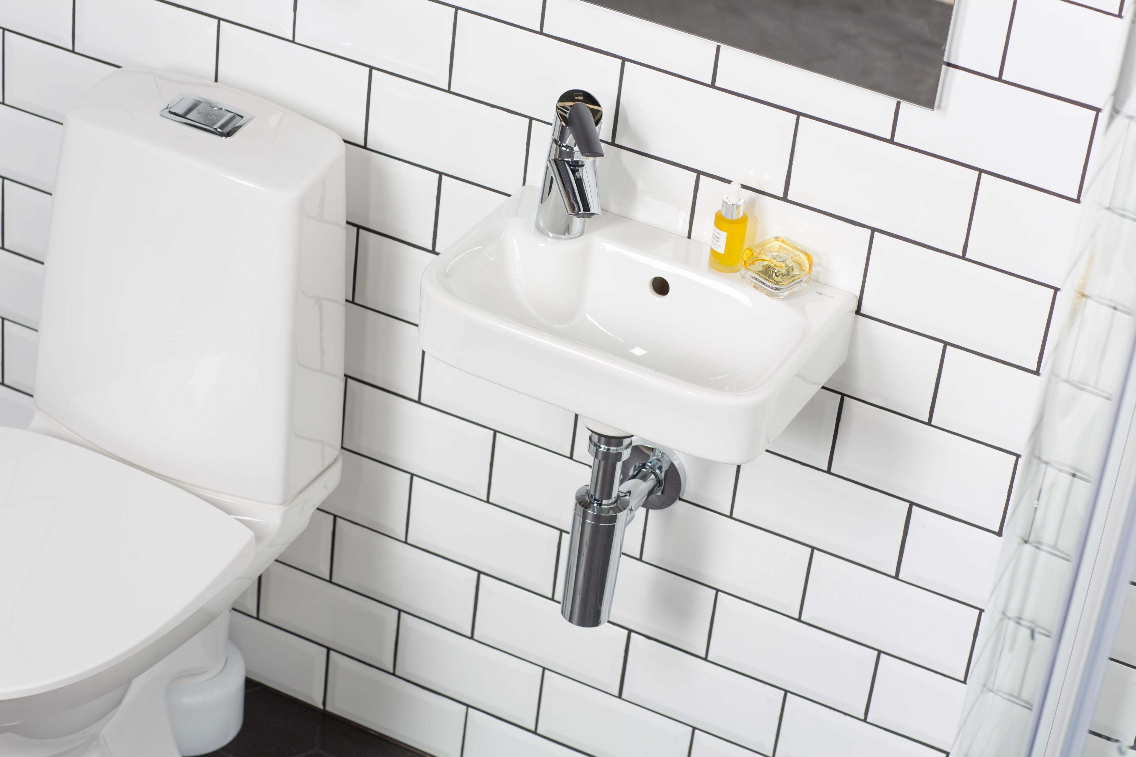 Liten vegghengt servant til et lite baderom