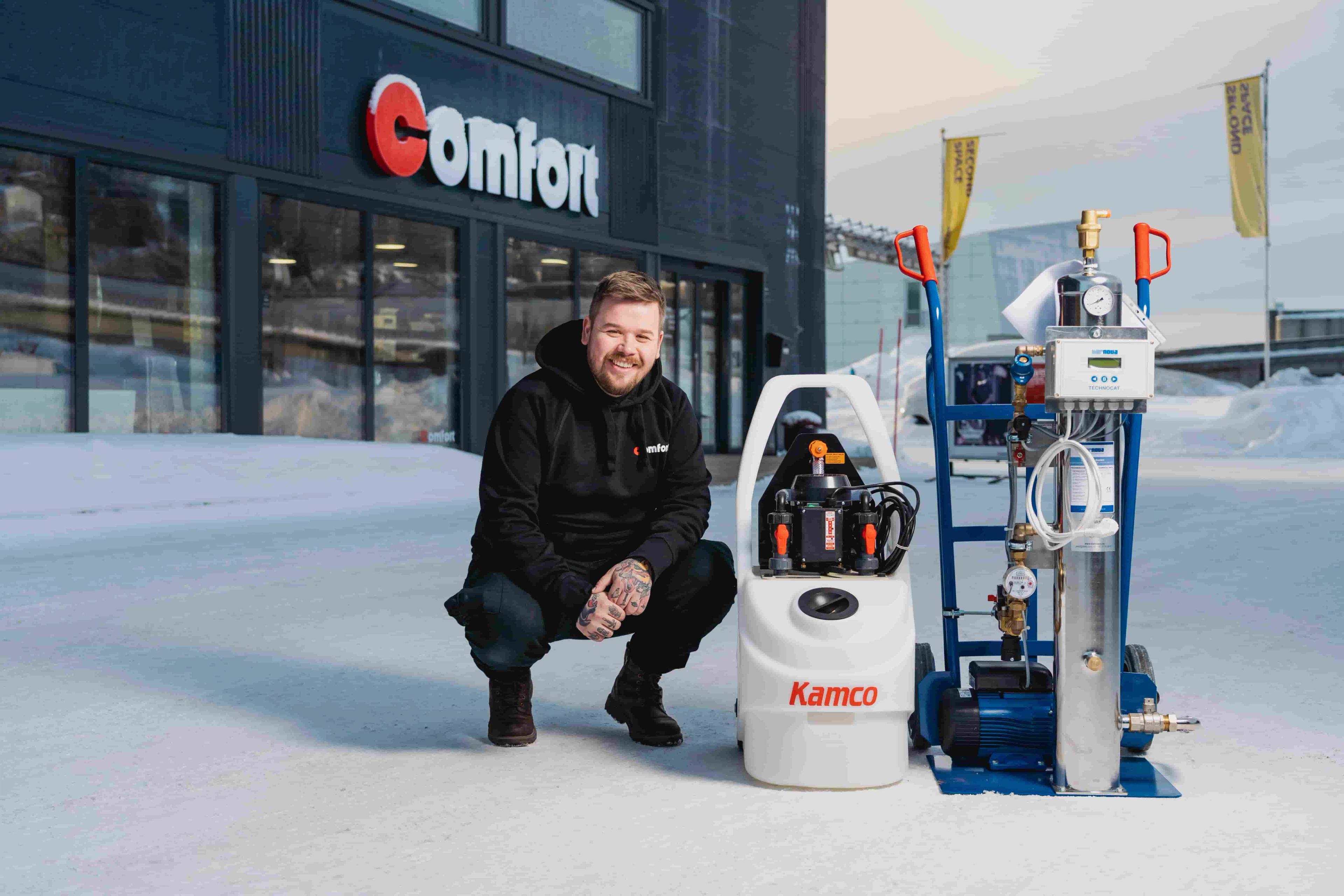 Mann foran Comfort-butikk