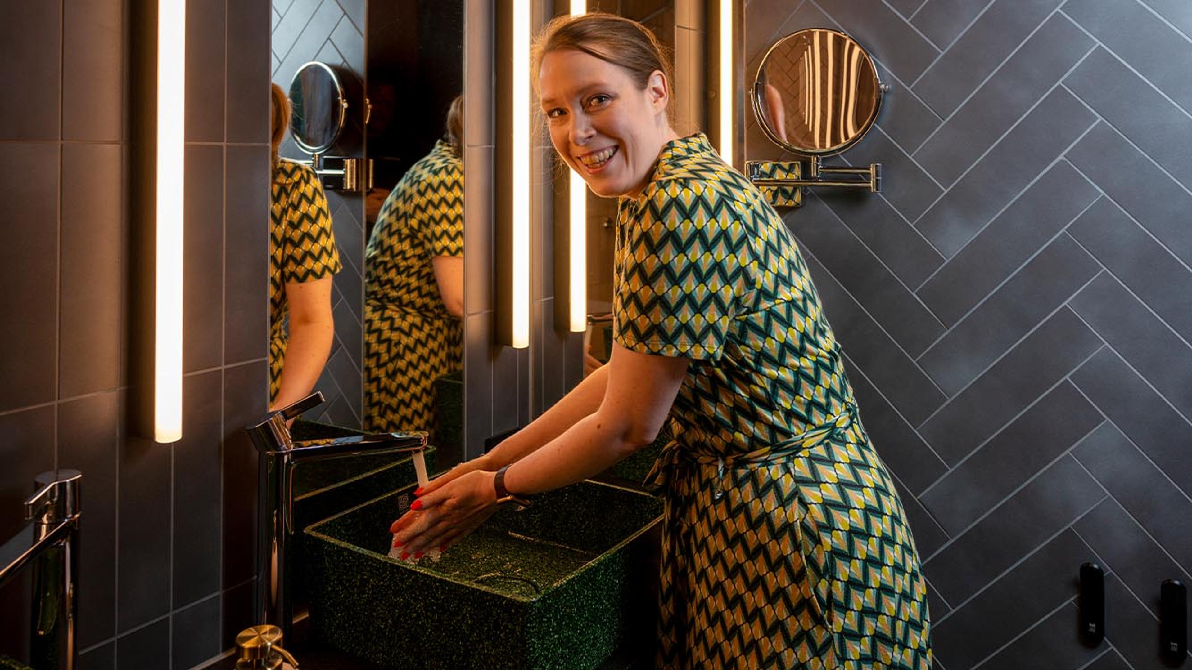 Tora skyller hendene på nytt bad fullt av farger og egenart