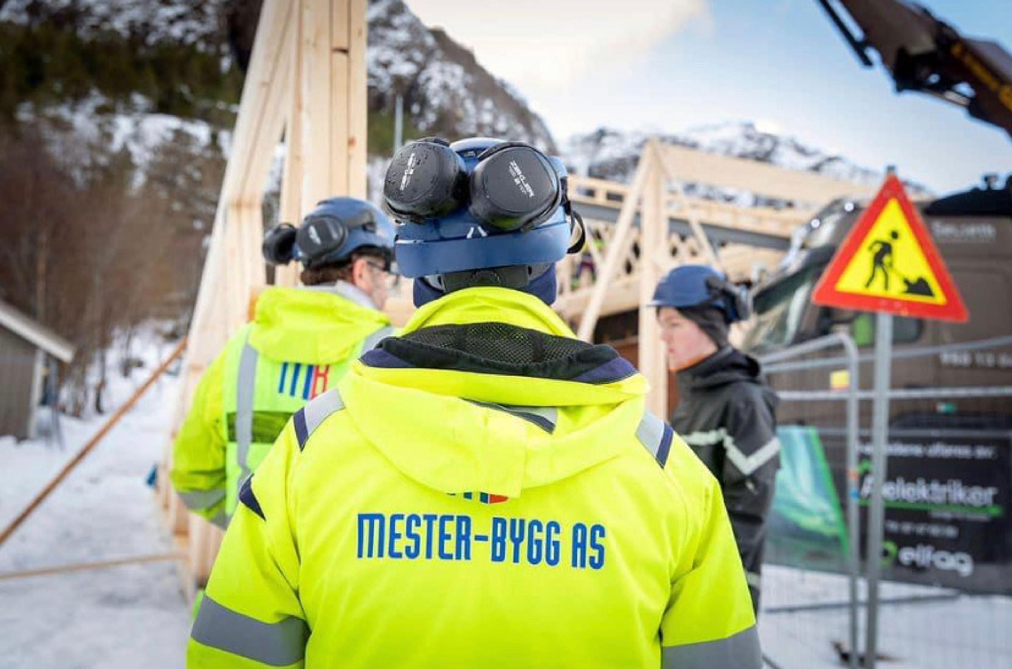 Ryggen til arbeider med Mesterbygg AS logo og hjelm
