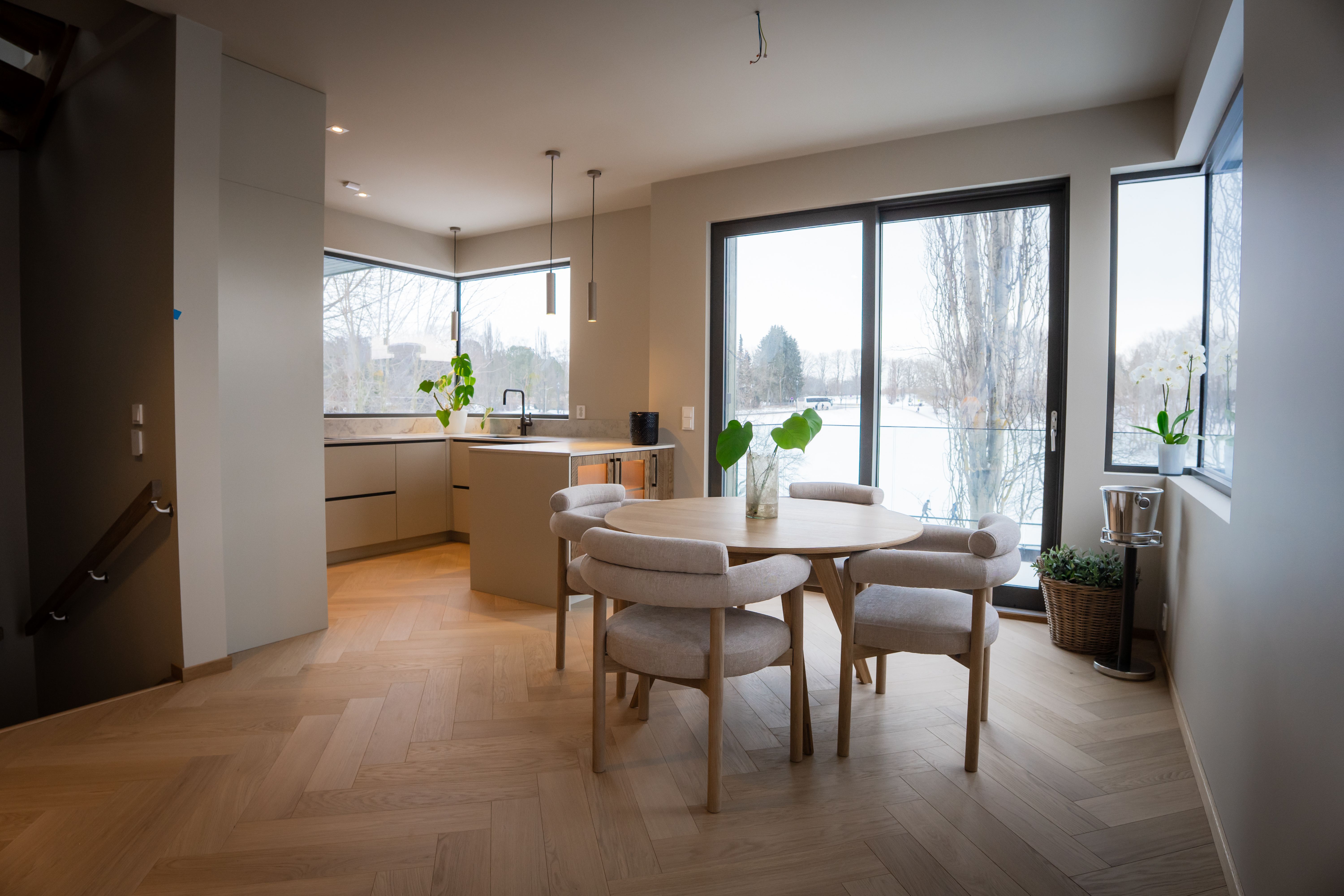 Nydelig fiskebensparkett og vinduer med stort lysinnslipp