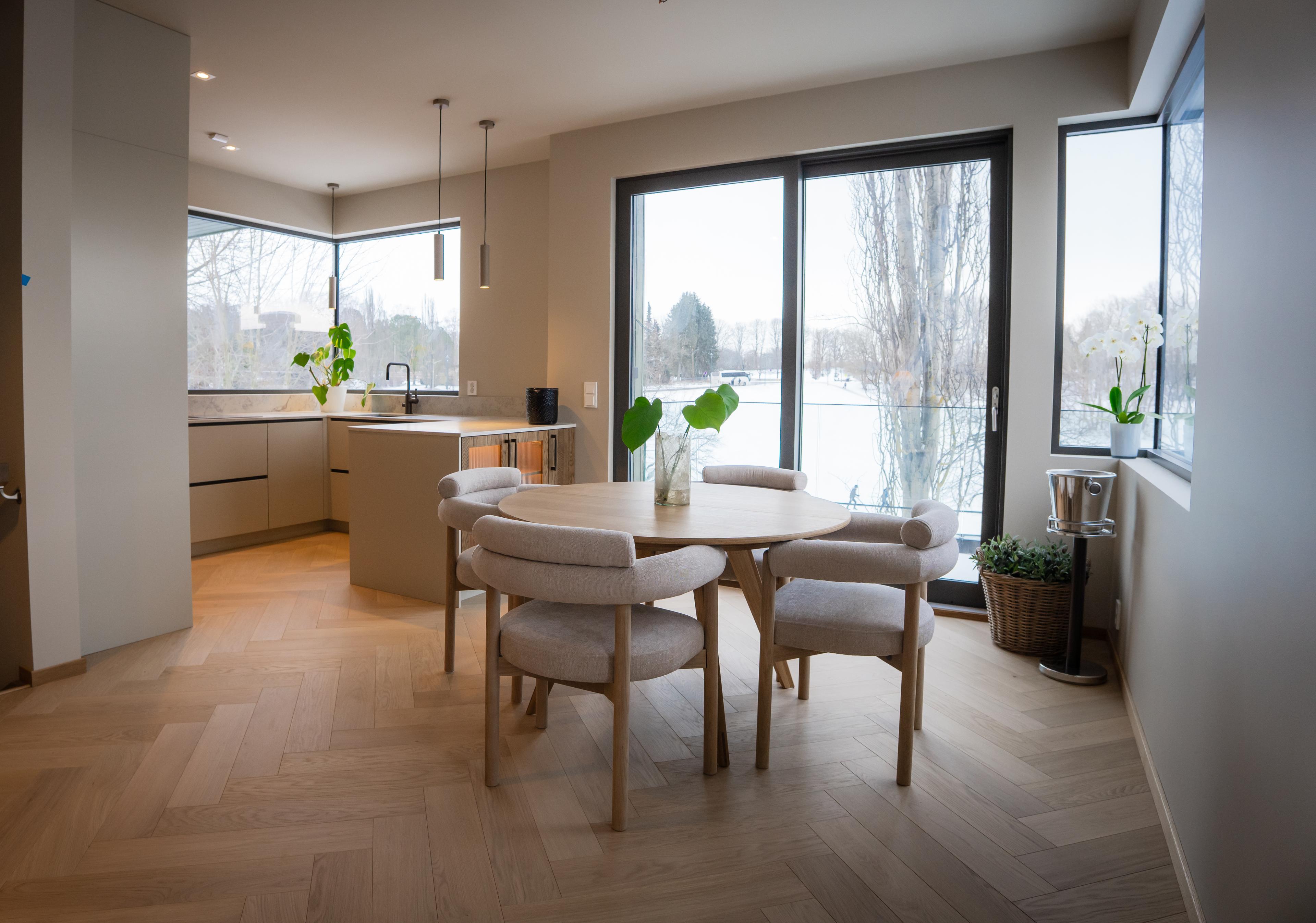 Nydelig fiskebensparkett og vinduer med stort lysinnslipp