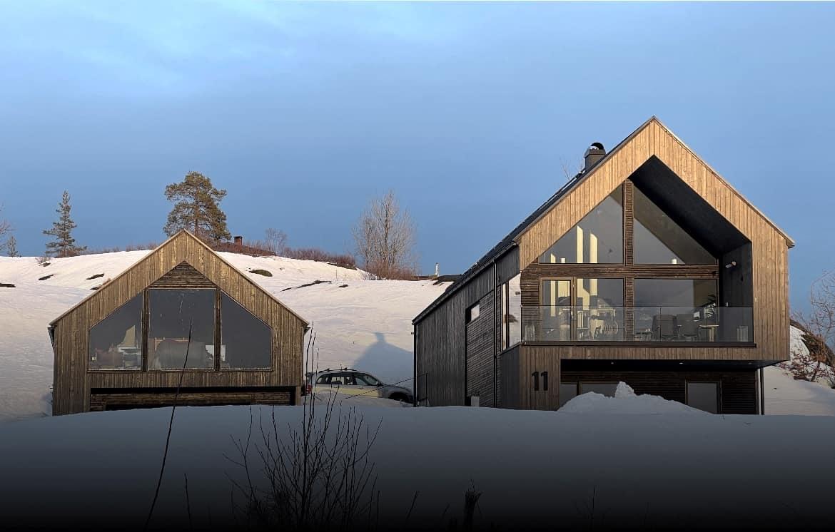 En bolig med skråtak og tilhørende garasje i samme stil