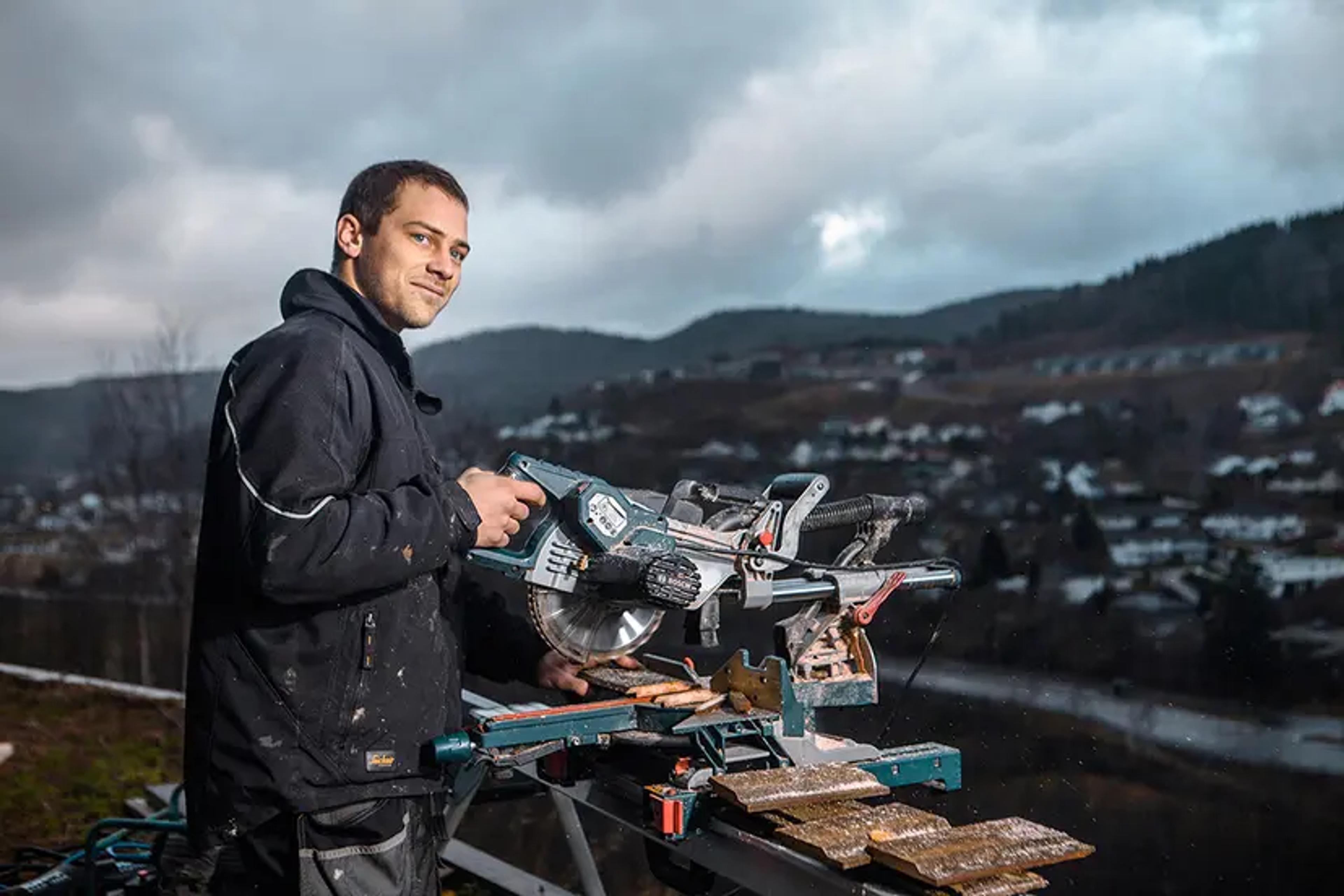 Arbeider med elektronisk sag