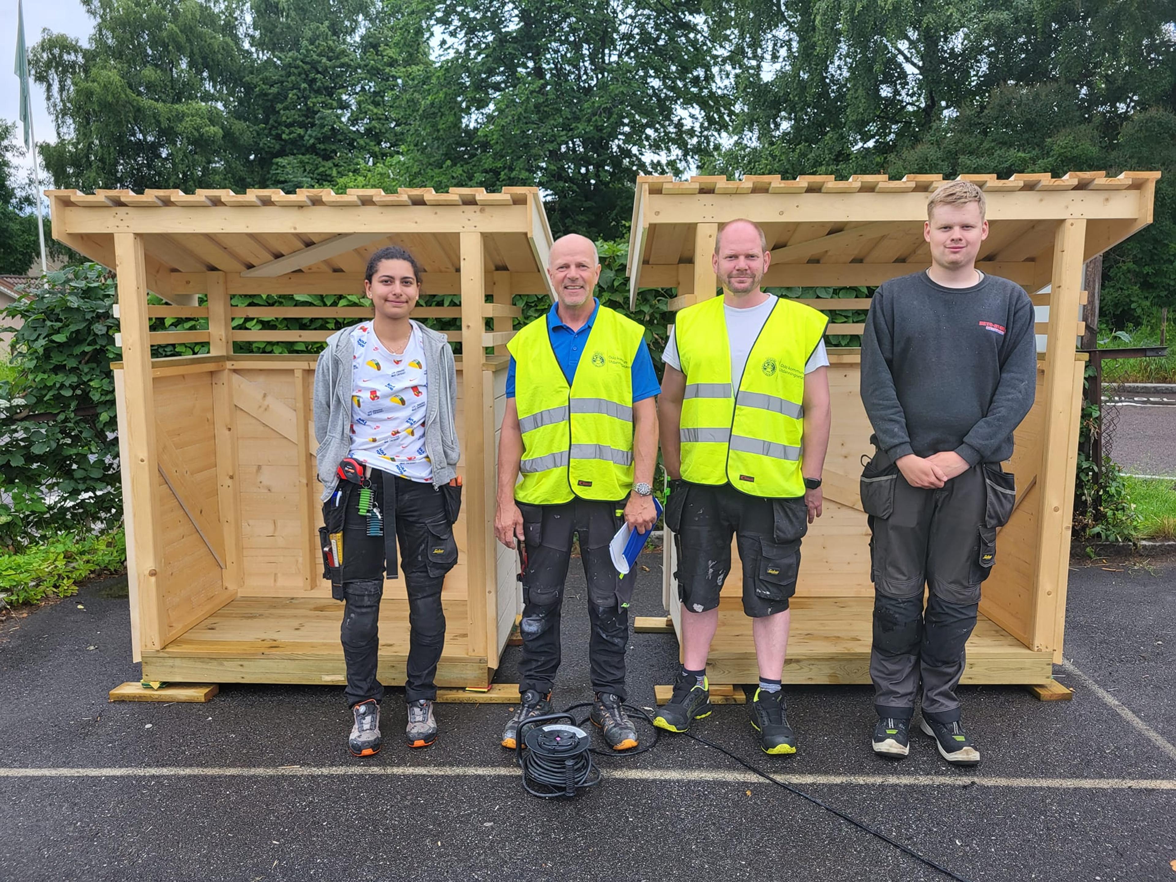 4 arbeidere foran nytt bygg