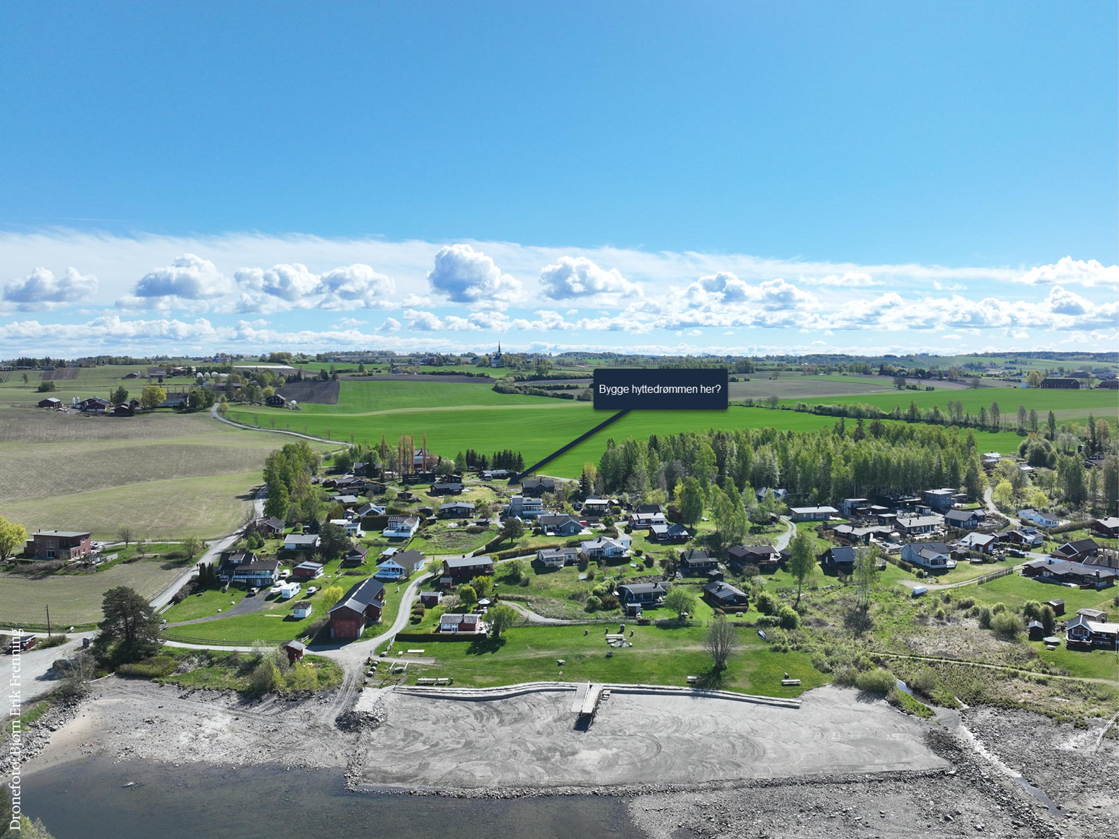 Dronebildet er tatt på våren når Mjøsa er lav