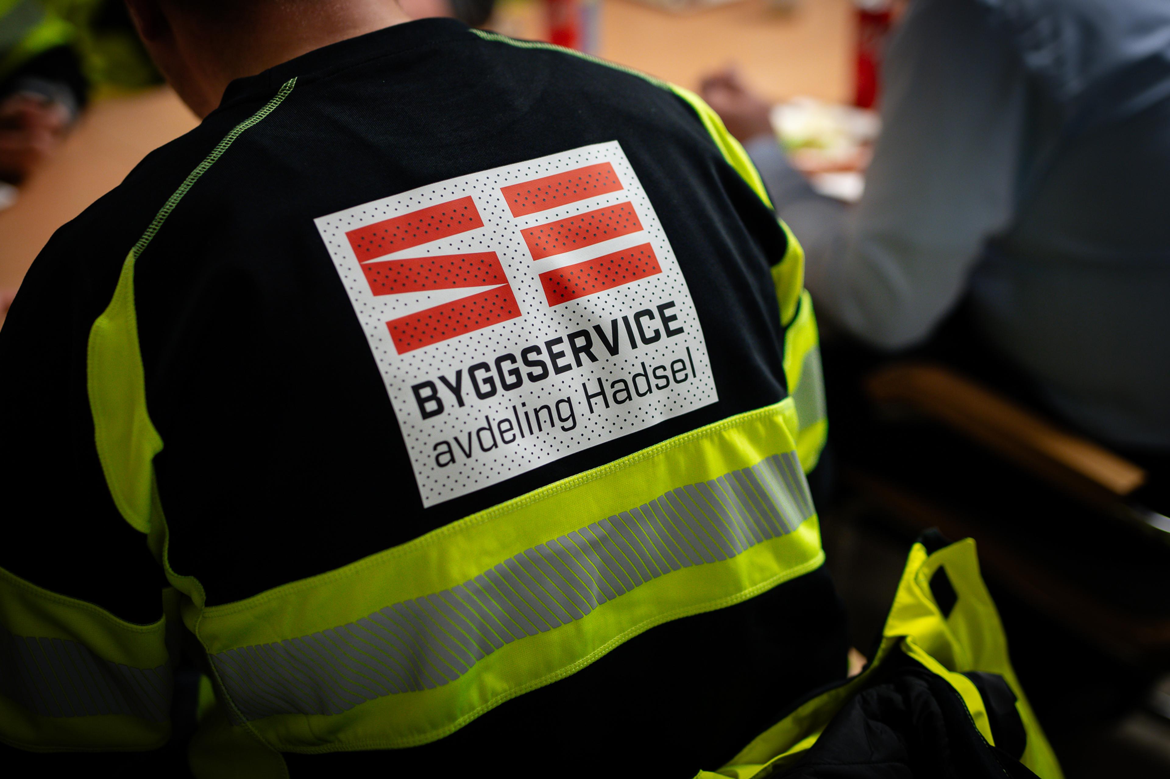 Bilde av ryggen til arbeider